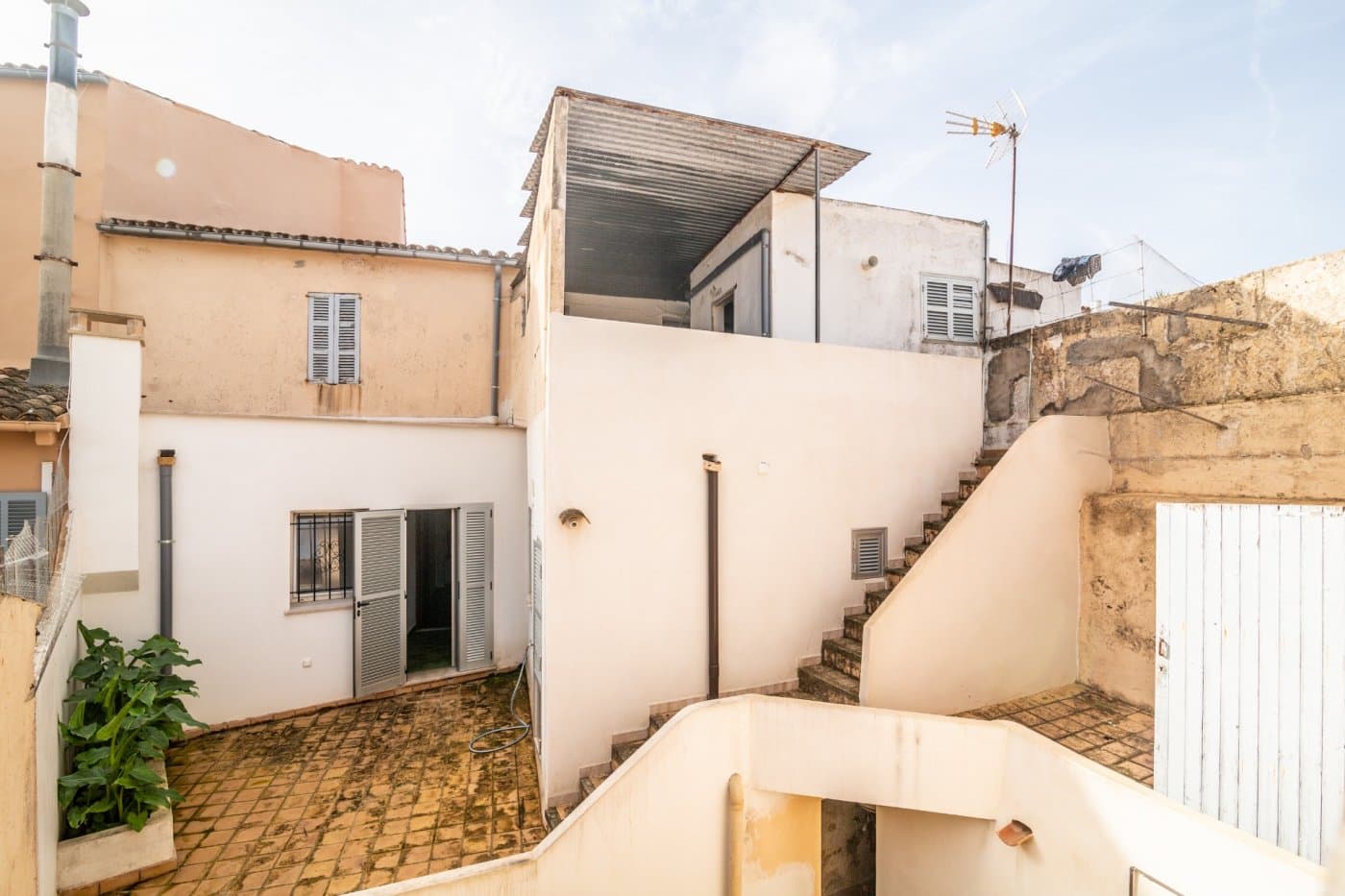 Unique opportunity in the heart of Capdepera!. This charming semi-renovated town house is located just 3 minutes' walk from the well-known Plaza del Oriente, famous for its restaurants and vibrant weekly market. You can also enjoy the well-known medieval market every year.. The property, with two floors, is located on a lot with access from two streets. Which is distributed on the ground floor, entrance, hall, two bedrooms, one of them double and the other single, dining room, living room with fireplace and direct access to the patio, a fully furnished kitchen, pantry, bathroom with shower and cellar.. In the patio of the property there is another bathroom with a shower and a section with direct access to a small terrace, direct access to the garage with space for a vehicle.. The first floor can be accessed via a staircase from the ground floor and also from the patio. This floor is distributed in several rooms without defined use with direct access to a terrace with views of the town and castle.. Some images have been generated using artificial intelligence to illustrate possible decoration options and showcase the property's potential.. Builders available for advice and renovations.. Purchase taxes, notary fees and property registration are not included in the price.. Don't miss this opportunity to live in a place full of charm and history! For more information, do not hesitate to contact us.