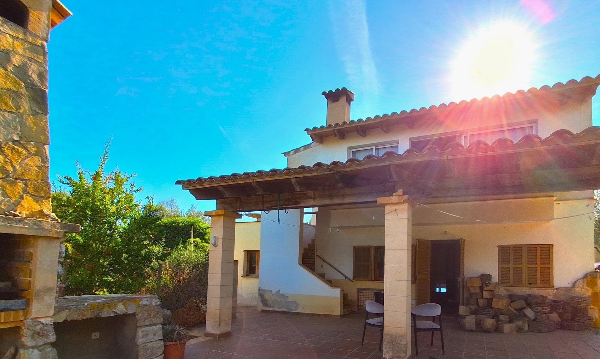 Wonderful rustic property in Cala Millor with unparalleled views. . Discover the tranquility and beauty of this rustic property, located in a privileged location near the coast of Cala Millor, S'Illot, Cala Morlanda and Porto Cristo. With a total area of 32,411m2 and 284 m2 of construction.. . The plot is on the corner, which overlooks two roads. It is easy to access and the perimeter is closed with a grill. The property's road is paved and has enough space to park four or five cars, not counting the two garages.. . The property includes a house. The house requires some restoration to make it more cozy and charming.. . The house is divided into two floors. On the ground floor we can find a small dining room with a large fireplace, a large double room with built-in wardrobes and a single room. It also has a toilet and a large kitchen with its respective furniture. It does not have appliances, but it does have a small pantry that can serve as a storage or cleaning room.. . It also has a large porch and a barbecue. Ideal for family gatherings.. . On the upper floor there is a studio with independent access. This studio consists of a double room with its corresponding air conditioning, a fairly spacious full bathroom and a large living room with a fireplace.. The windows in the living room are large aluminum windows, which provide a lot of lighting and ventilation to the studio.. . On the same floor we will find a small terrace with beautiful views of the charming town of Cala Millor and on the horizon we can see the sea.. . The property has a large, very versatile land, which can be put to different uses. It also has two closed and covered garages and a plot of land that they use as a parking lot.. . Important: Notary fees, property registration and taxes corresponding to the sale are not included in the sale price.. . Don't miss this great opportunity to live in nature with the tranquility and peace of the countryside, just a step away from the Levante coast. Totally close to the commercial area, medical centers, supermarkets, sports centers, golf courses, beaches, etc...