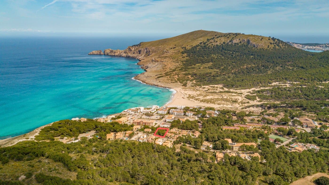 This interesting urban plot is located in the Cala Mesquida urbanization, just a few minutes' walk from the famous Cala Mesquida beach. Situated in a quiet area, the land offers open views and a serene environment.. . The plot has a slight slope, allowing for partial sea views once the house is built. The wooded land is partially enclosed by a masonry wall and a fence. Although it currently has no water or electricity connections, they are available at the street level, making installation easy.. . Building regulations:. . Maximum land occupation: 25% of the plot. Minimum plot size: 600 m². Minimum frontage: 16 linear meters. Maximum volume above ground: 2.0 m³/m². Maximum volume underground: 0.7 m³/m². Maximum building height: 10 meters (including basement, ground floor, and two floors). Density index: One dwelling per 600 m² of land. Permitted uses: Single-family home, sports facilities, and social assistance. The plot offers the possibility of building a villa or chalet of approximately 500 m² with a swimming pool. This plot is ideal for small investors looking for an opportunity in a prime location.. . We are a construction company and are available for any questions or clarifications. Do not hesitate to contact us for more information.. . Not included in the price: taxes related to the purchase of the property, nor notary and property registration fees.