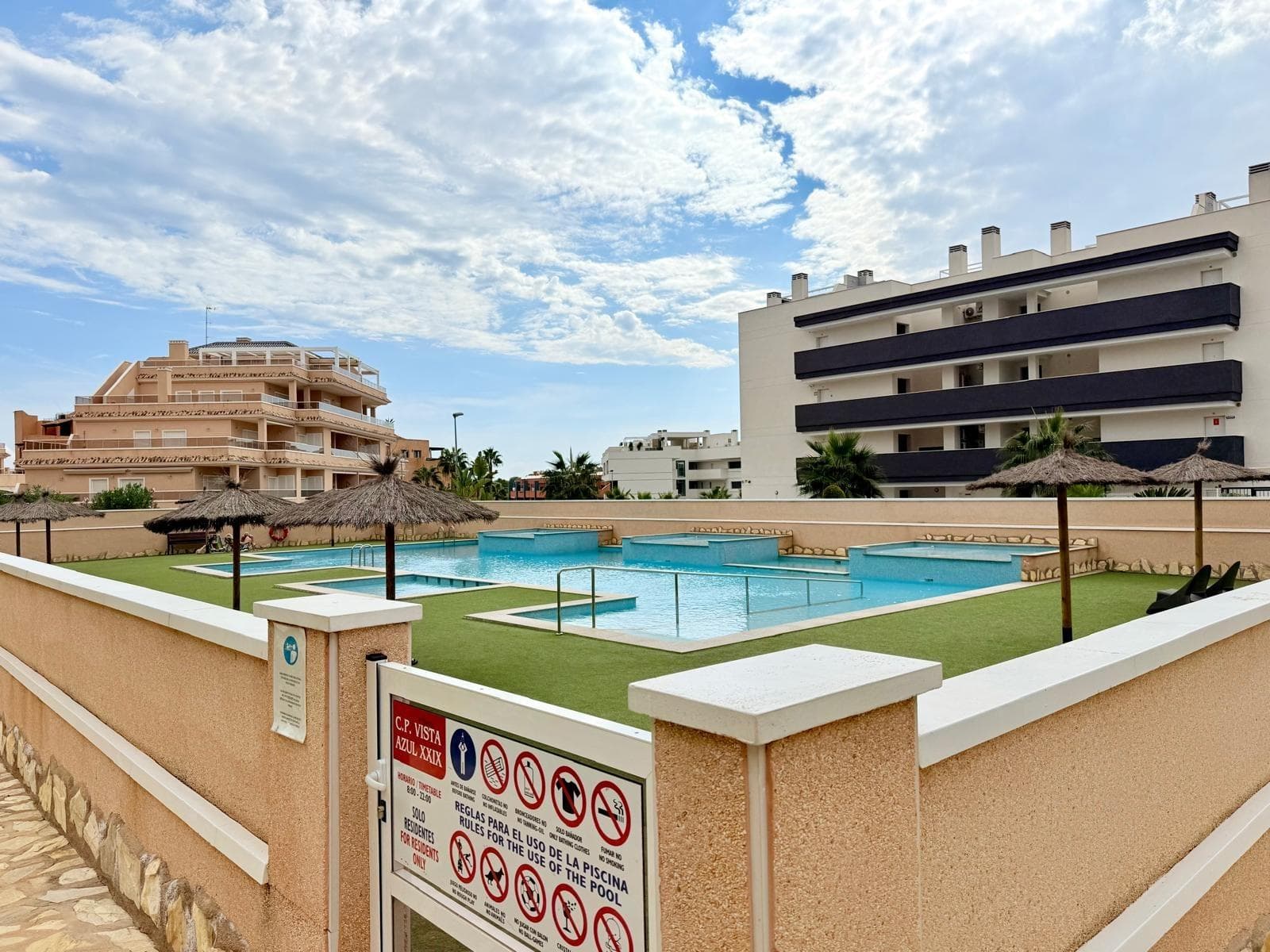 Discover this spectacular apartment in the exclusive area of Villamartín, Orihuela Costa. The apartment has a south-facing orientation, making this property perfect for enjoying the sun all day long. It features three spacious double bedrooms that offer comfort and tranquility, as well as two full bathrooms equipped with modern amenities. The property is in perfect condition to move in without the need for renovations. Among its attractions are impressive common areas that include a pool and jacuzzi, ideal for relaxing under the warm Mediterranean climate. Additionally, it has a private garage space, providing greater security and comfort when parking your vehicle with a locked access door to the parking space. Located just three minutes from the Mediterranean Sea; a privileged place where you can enjoy both the beaches and the numerous nearby services: gourmet restaurants, exclusive shops, and internationally recognized golf courses are available very close by, such as the Villamartin golf course which is a 5-minute walk away. The apartment is on the second floor of 3, with unobstructed and spectacular views, featuring a huge terrace. This unique offer is valued at only €358,000; don't miss the opportunity to come visit it.