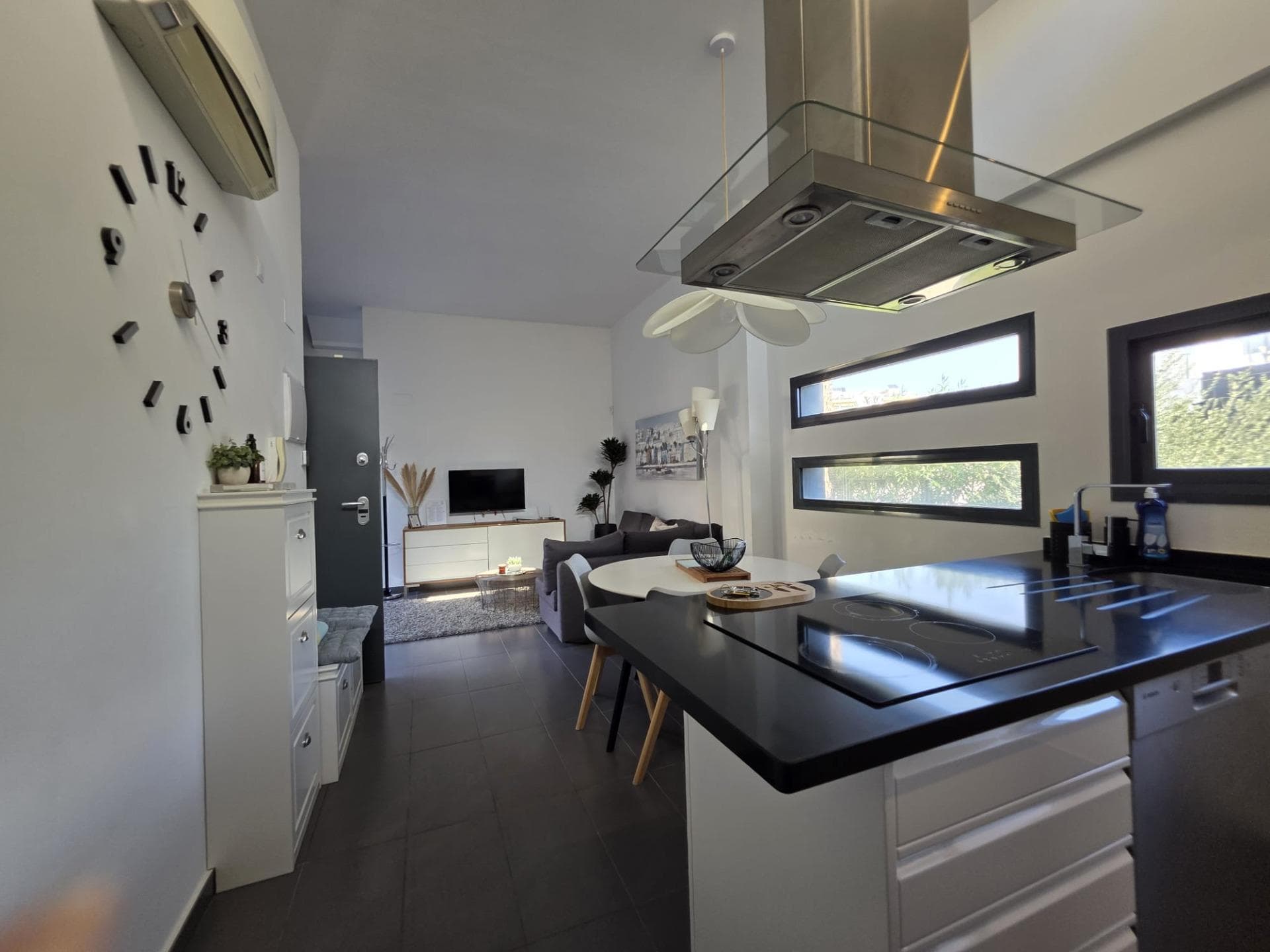 Discover the gem of the Mediterranean in this stunning property located in La Fuente Villa Martín. This exclusive gated residential complex offers private parking and the unique opportunity to build your own pool, thus transforming your days under the Mediterranean sun. With a tourist license already obtained, you could generate additional income or enjoy it as a vacation residence. The panoramic sea views are simply spectacular, creating a magical atmosphere that invites you to relax and delight in every sunrise. Imagine having the possibility to add an elegant staircase to access an exquisite solarium equipped with a pergola; the perfect place to enjoy unforgettable moments surrounded by friends and family while savoring delicious local cocktails. Moreover, living here means being close to the prestigious Campoamor golf course and the impressive sports facilities of Las Ramblas. Comfort is essential; you will have everything you need just minutes away on foot: nearby Mercadona supermarkets, well-equipped pharmacies, and amazing bars-restaurants where you can taste the best of our local cuisine. This property not only offers you luxury but also an unparalleled lifestyle.