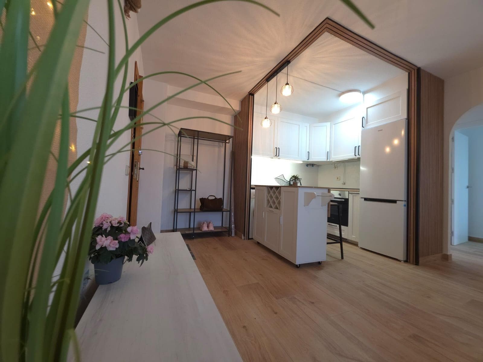 Welcome to the home of your dreams! We present to you this charming renovated penthouse that combines comfort and style in every corner. Living by the sea, you can enjoy the fresh air and the wonderful climate of Torrevieja La VELETA. Moreover, the jewel of this property is its impressive 48 m² solarium terrace equipped with a barbecue, ideal for relaxing under the sun or celebrating unforgettable gatherings with friends and family. Located just a minute's walk to Cala Ferry beach, you will have instant access to the crystal-clear waters of the Mediterranean Sea and breathtaking sunsets that will captivate you day after day. This space is not only perfect as a permanent residence but also as a second vacation home; its warm ambiance will make you feel at home from your very first visit. The location is unbeatable: nearby you will find essential services such as Lidl, local hospitals in Torrevieja, a British school, and countless bars and restaurants to savor the best of local cuisine. Don't miss this unique opportunity! Come and see it today.