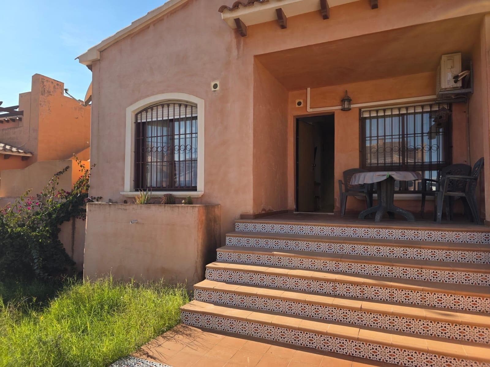 Discover your new home in the charming city of Torrevieja! This cozy ground floor bungalow, located in the quiet area of Los Frutales, is ideal for enjoying the sun and the sea. With an attractive price of only 165,000 euros, this property has a built area of 57 m² and east orientation that allows you to make the most of the warm rays of the sun throughout the day. The interior features two comfortable bedrooms; one double perfect for resting peacefully and another single that can serve as an office or additional room. A full bathroom provides all the necessary functionality. The real gem is outside: a spacious private terrace of 25 m² where you can relax while enjoying the fresh air! The gated community offers security and comfort with access to wonderful common areas including a refreshing community pool—perfect for those hot days— as well as private parking right next door rewarding your everyday moments with ease. Don’t miss this unique opportunity; come visit this wonderful terraced house today that could be your refuge by the sea!