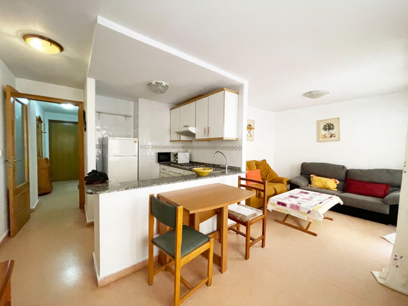 Looking for your flat in Guardamar del Segura? Let us introduce you to this fabulous property located just 50 metres from the famous beaches of Guardamar del Segura. It is a flat of 51 m2 distributed in 1 bedroom en suite with bathroom, open kitchen with a spacious living - dining room perfect to enjoy your holiday moments with your family and friends. The property is in a great location with all the services of the coast just outside the door, parks and shops a few meters away and very good connection to Elche, Torrevieja and airport.