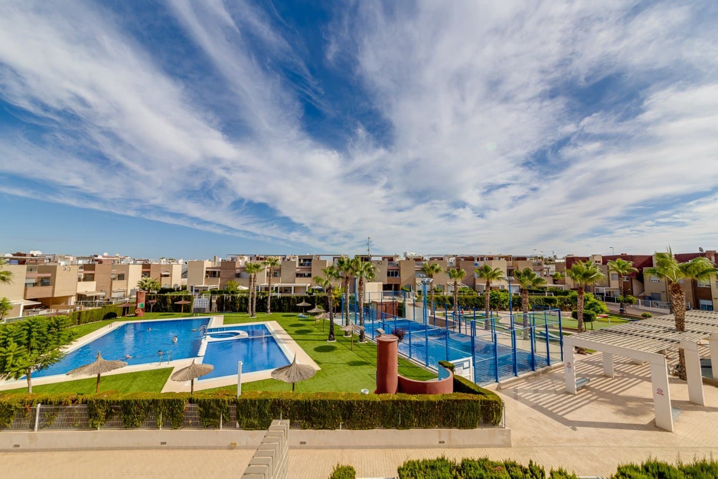 In Sector 25, which is bordering with the popular area of Aguas Nuevas, we can now offer a relatively newly built townhouse. In 2018, the property and also the communal area were ready for the new owners. This lovely house consists of an open plan for the living room and the kitchen. On the lower level there is also a bedroom and a bathroom. The terrace faces the courtyard where there is a communal pool, padel courts, playground and plenty of space to enjoy the sun. The second floor consists of two bedrooms and a bathroom. One of the bedrooms has access to a balcony that leads up to the roof terrace. From here, the view of the common area is absolutely wonderful. On the roof terrace, there is both a barbecue and a shower installed so that you can get as much as possible out of the space. The entire property is equipped with A/C via ducts, everything is controlled with a panel in a easy way. Otherwise, you are close to grocery stores, restaurants, bars and also the beach. Although this is a relatively new property, the owners have still taken good care of it both interior and exterior. Legal costs and VAT are not included in the price.