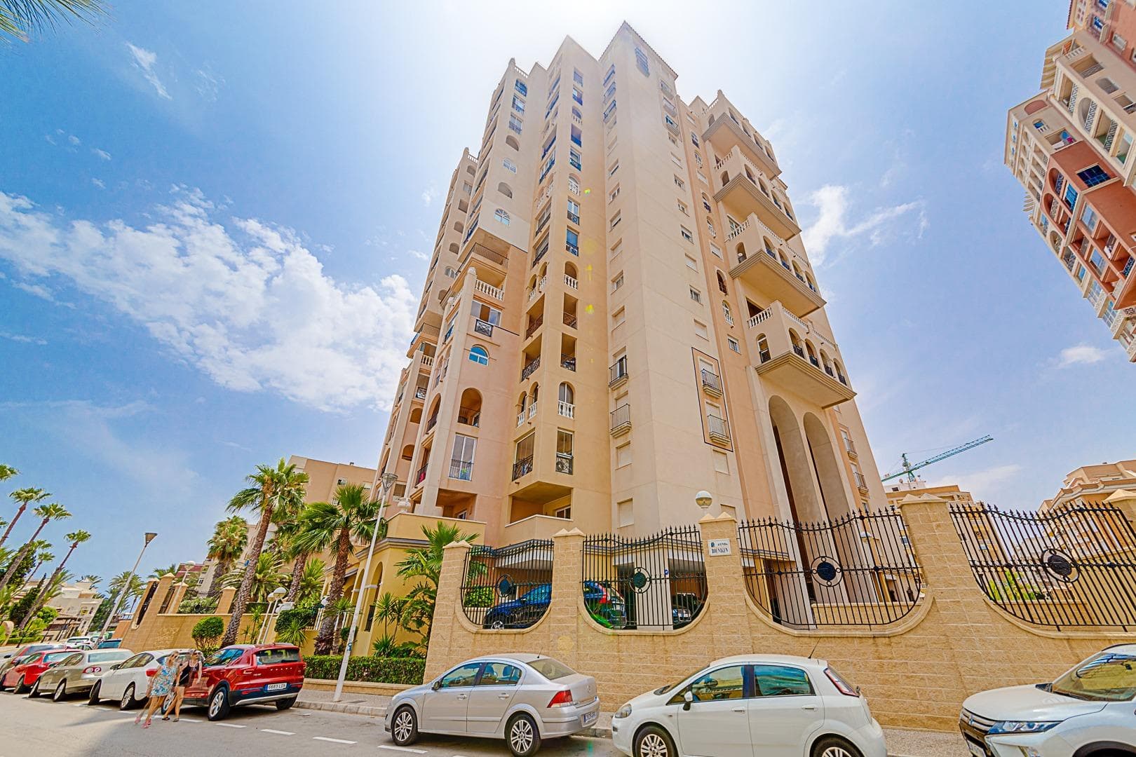 Apartment just steps from Playa de los Locos Looking for a special place in Torrevieja? This apartment is just what you need. Only a few meters from the famous Playa de los Locos, you’ll enjoy the sea breeze and the sound of the waves from your private balcony. Key features: 2 comfortable bedrooms 1 full bathroom Balcony with views over the pool Communal swimming pool Storage room included in the garage Ideal as a holiday home or for year-round living. A perfect opportunity to enjoy the coast without sacrificing comfort. Prime location in one of the most popular areas of Torrevieja, surrounded by services, restaurants, supermarkets and, of course, just steps from the beach. Contact us and come see it. You're going to love it. Legal costs and VAT not included in the price.