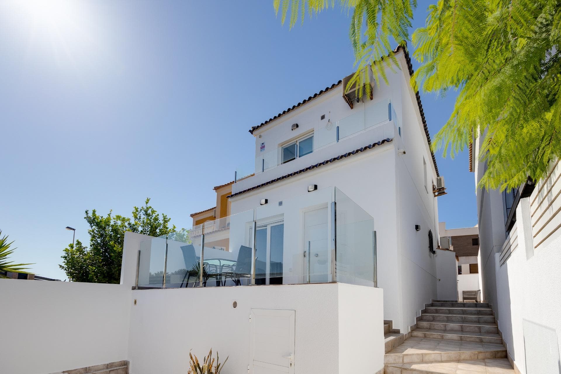 🏡 Renovated Semi-Detached House in Parque Aromático, Torrevieja 🏡 Discover this charming villa with a Scandinavian, minimalist touch, located in the peaceful area of Parque Aromático, Torrevieja. Welcome to a home where you wake up to stunning panoramic views of the Mediterranean and a beautiful outlook over Parque Aromático. This property offers the best of both worlds – endless sea views and a lush park right outside. Picture yourself sitting on the terrace with a cup of coffee, feeling the sea breeze and the scent of lavender and rosemary from the park. It’s like living in a postcard. Perfect for those who enjoy peace and relaxation, yet still want to be close to all amenities and Torrevieja’s lovely beaches. ✨ Main features: 2 bright and spacious bedrooms with built-in wardrobes 2 modern bathrooms Sunny balcony Lovely terrace to enjoy the Mediterranean climate Floor heating in the entire home Private parking Communal pool (currently not in use) The property has been completely renovated in a clean, modern style. Perfect for those looking for a move-in-ready home. The Scandinavian design brings light, space, and a calming atmosphere. Located in a quiet area with easy access to services, supermarkets, and within walking distance to La Mata beach. Also just a short drive to the center of Torrevieja. 💡 An ideal option as a permanent residence, holiday home, or investment. 📍 Don’t miss the opportunity to live or invest in one of the most sought-after areas of the Costa Blanca! Legal costs and VAT not included in the price.