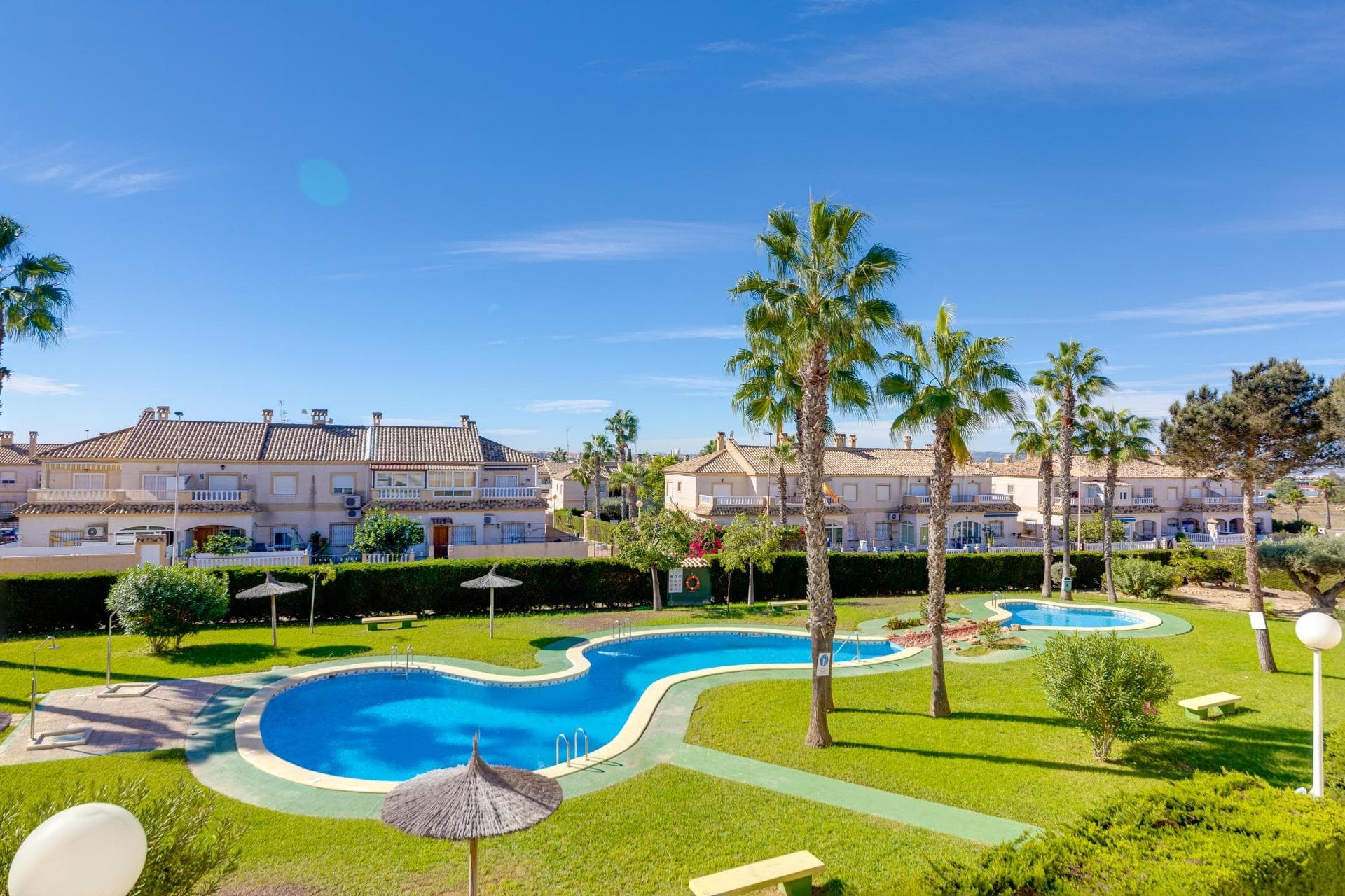 Top-floor bungalow in Aguas Nuevas – Torrevieja Perfect for enjoying the Mediterranean lifestyle. This cozy top-floor bungalow is located in the popular Aguas Nuevas area, just 1.7 km from the beach and close to all amenities: supermarkets, restaurants, public transport, and more. 2 bedrooms 1 bathroom with shower Terrace with large storage room – very practical extra space Communal pool for sunny days Quiet and well-connected location Ideal as a holiday home or for year-round living. Contact us for more information or to schedule a viewing. Legal costs and VAT not included in the price.