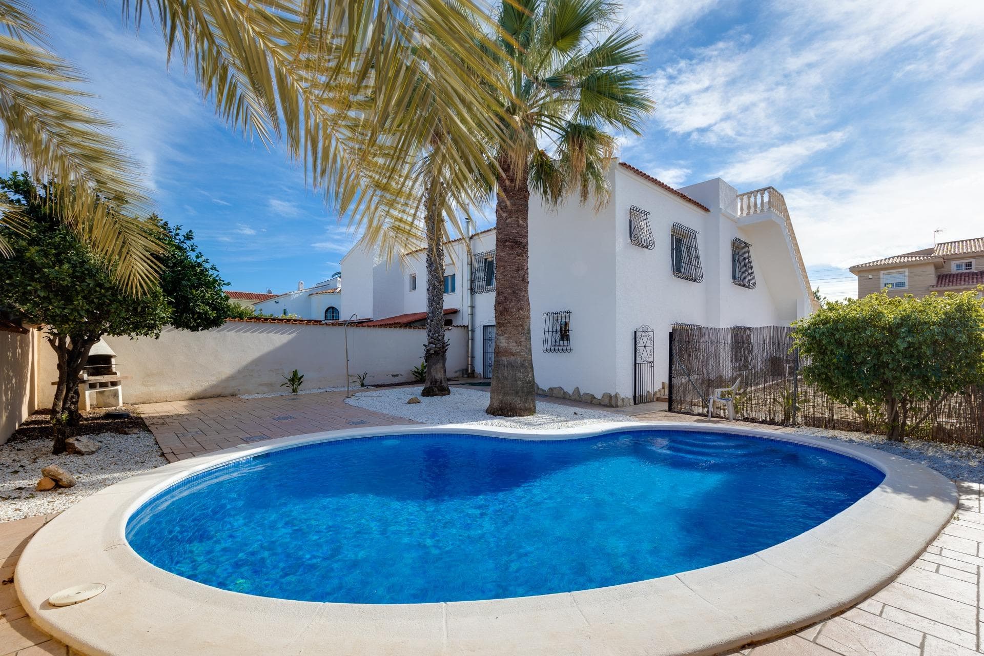 ✨ House with private pool and views of the saltlake in El Chaparral, Torrevieja ✨ I present to you a home that has EVERYTHING to enjoy the sun and tranquility all year round. This fantastic townhouse in El Chaparral combines space, comfort, and details that make a difference. The house has 3 spacious bedrooms and 3 full bathrooms, perfect for living all year or hosting family and friends without space issues. The living room is cozy and full of charm thanks to its fireplace, ideal for cooler winter nights. It also has central heating, more appreciated than many realize in this area. The main kitchen is functional and bright, but here’s a bonus I love: there is an additional kitchen in the basement, perfect for celebrations, guests, or even creating an independent area. The exterior is where this property truly shines 🌴 You’ll enjoy a large private garden with plenty of space to relax, sunbathe, or create your own chill-out corner. There’s also a private pool, so you can cool off whenever you want without leaving home, and parking within the plot. And as the cherry on top: views of the salt flats, offering spectacular sunsets and a rare sense of space and tranquility. A fully equipped property in a highly sought-after residential area, perfect if you’re looking for space, privacy, and quality of life on the Costa Blanca. 📍 El Chaparral – Torrevieja 🏡 Ready to move in and start enjoying from day one Legal costs and VAT not included