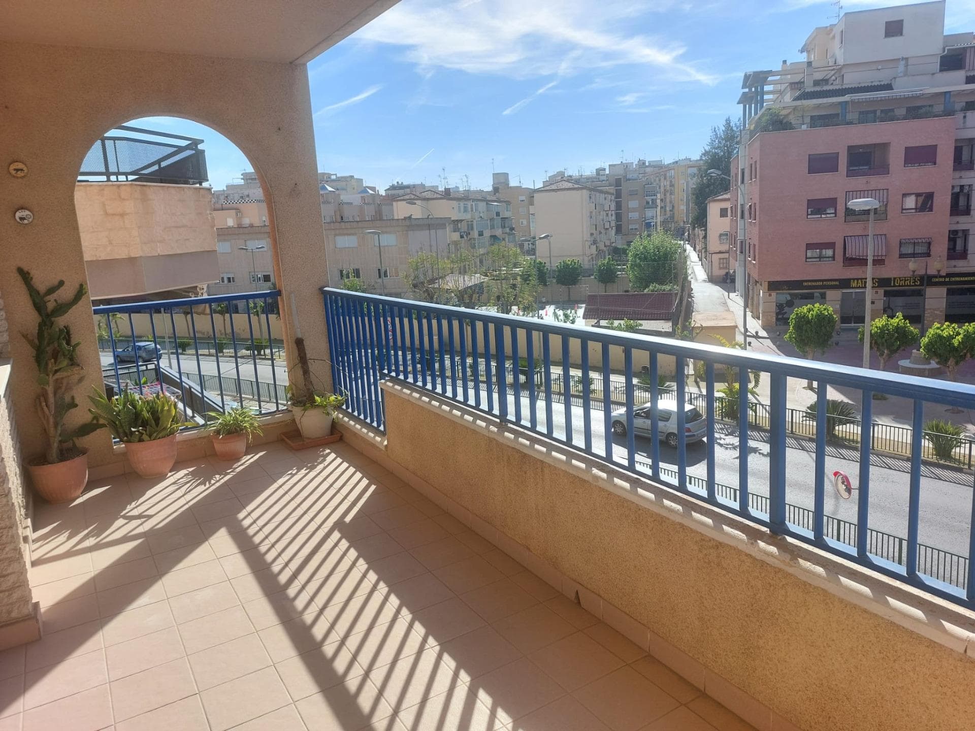 We present a spacious central apartment on the 2nd floor. This property has 3 bedrooms, two full bathrooms, a fitted and equipped kitchen with a utility room, a spacious living room and balcony. It is also close to all services, schools, supermarkets, health center, parks, restaurants... Would you like to know more about this property? Contact us for more information, we will be happy to assist you.
