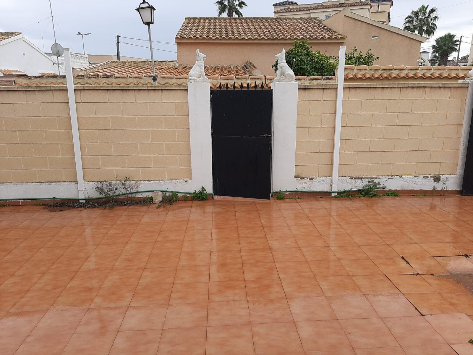 We present a villa located in La Florida, Orihuela Costa. This property built on a plot of 400m, consists of two bedrooms, a bathroom, living room with open plan kitchen, fully equipped and pantry. It also has a glazed porch with a guest room and garage entrance. In its extensive garden, it is possible to build a private pool. It is sold semi-furnished. Don't miss this opportunity! Contact us for more information.