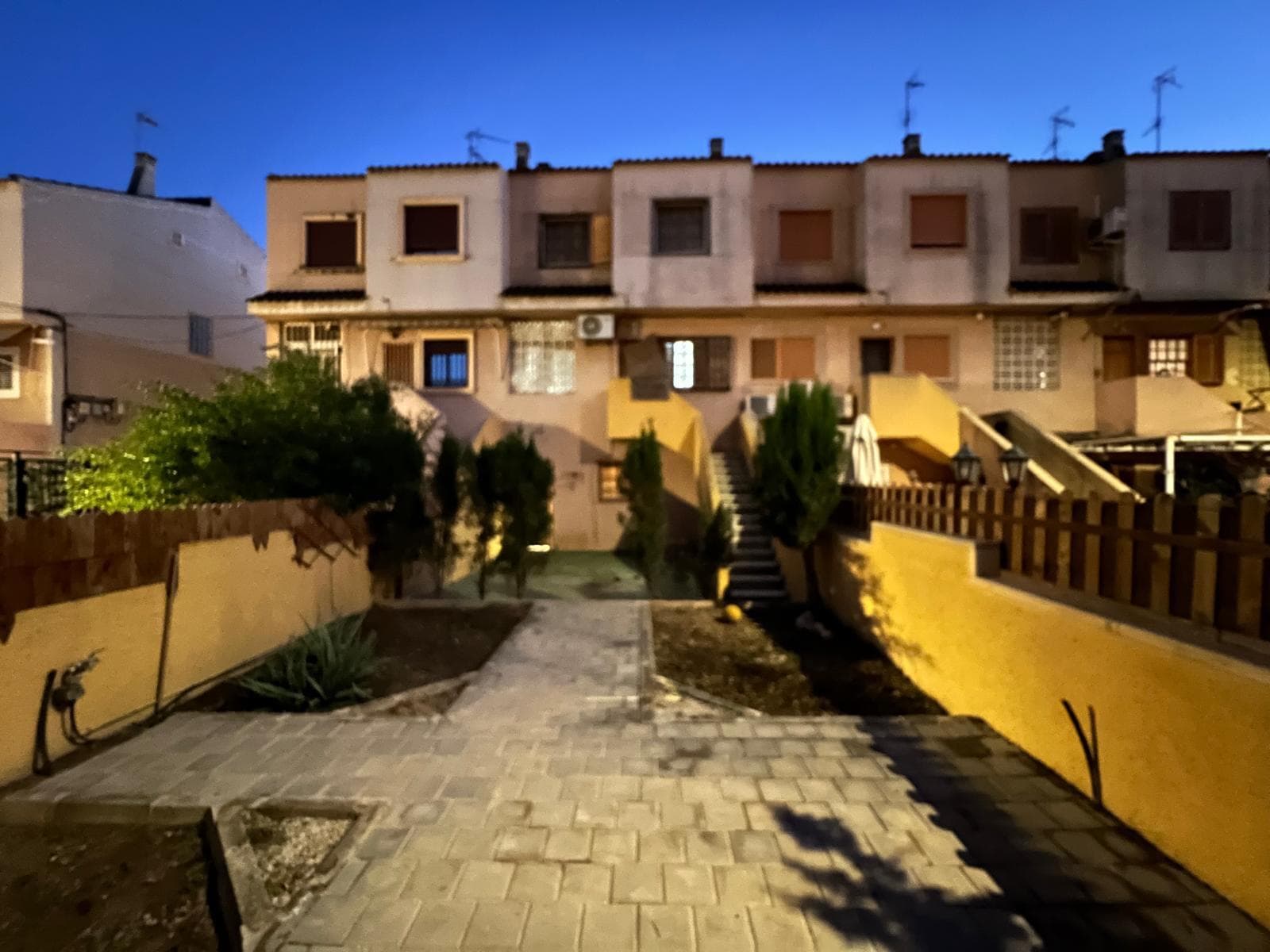 We are happy to present this spacious duplex in a good area of ​​Orihuela, close to all services. The property consists of 3 bedrooms, 3 bathrooms, large living-dining room, fully furnished and equipped independent kitchen, and a large 85m2 terrace. The ground floor was previously a garage, currently used as a home. Would you like to know this property in more detail? Contact for more information.