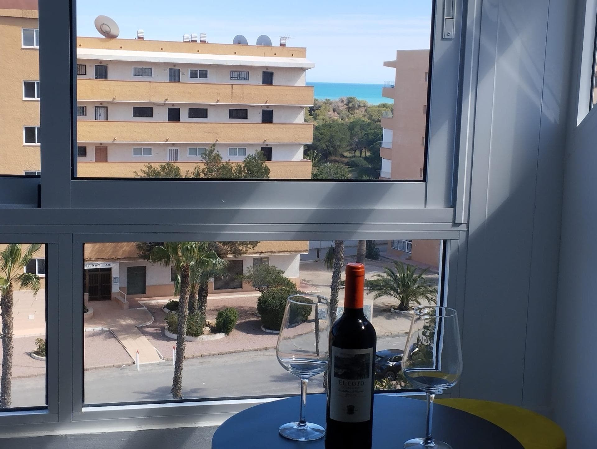 We are delighted to present this charming apartment located in the urbanization of Pinomar in Guardamar del Segura, surrounded by trees and giving access to the beach, undoubtedly a beautiful environment where you can enjoy the tranquility. THIS PROPERTY IS NEWLY REFURBISHED WITH BRAND NEW FURNITURE AND CONSISTS OF: -Two bedrooms, one bathroom, living room and kitchenette. Just 500 metres away on foot, you will find the wonderful beach of Las Hortigues and just 150 metres away the beach of La Mata, with all the services at your fingertips: supermarkets, pharmacies, restaurants... What are you waiting for to schedule your visit? Don't miss this opportunity!
