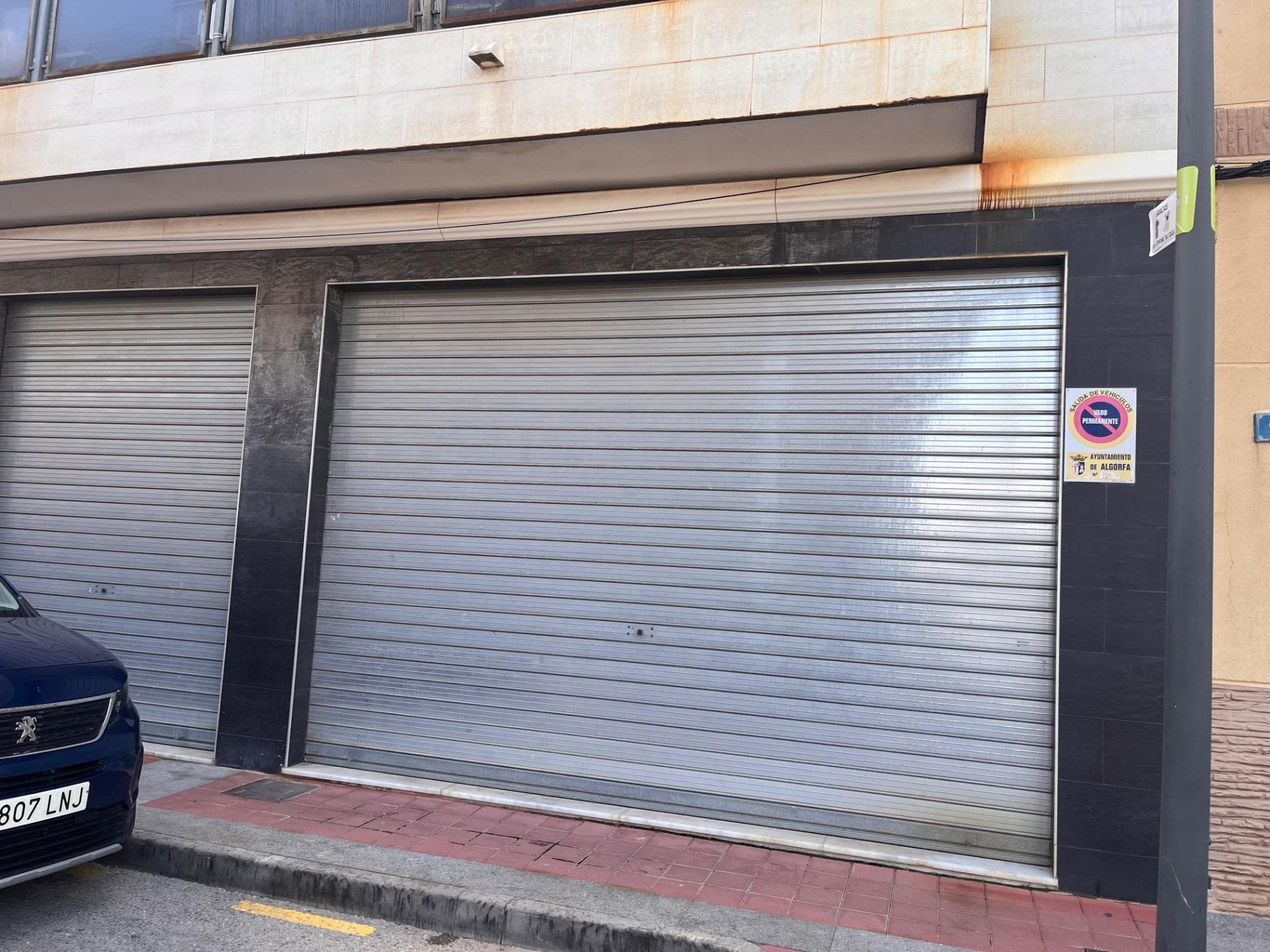 From today, we have this large commercial premises located in a very good area of ​​Algorfa, next to the Plaza de España (Town Hall Square) Two entrance doors, so it offers the possibility of putting up a showcase. Diaphanous It has a full bathroom The back of the premises, previously a patio, offers the possibility of having a smoke outlet or building a large interior terrace. Contact for more information.