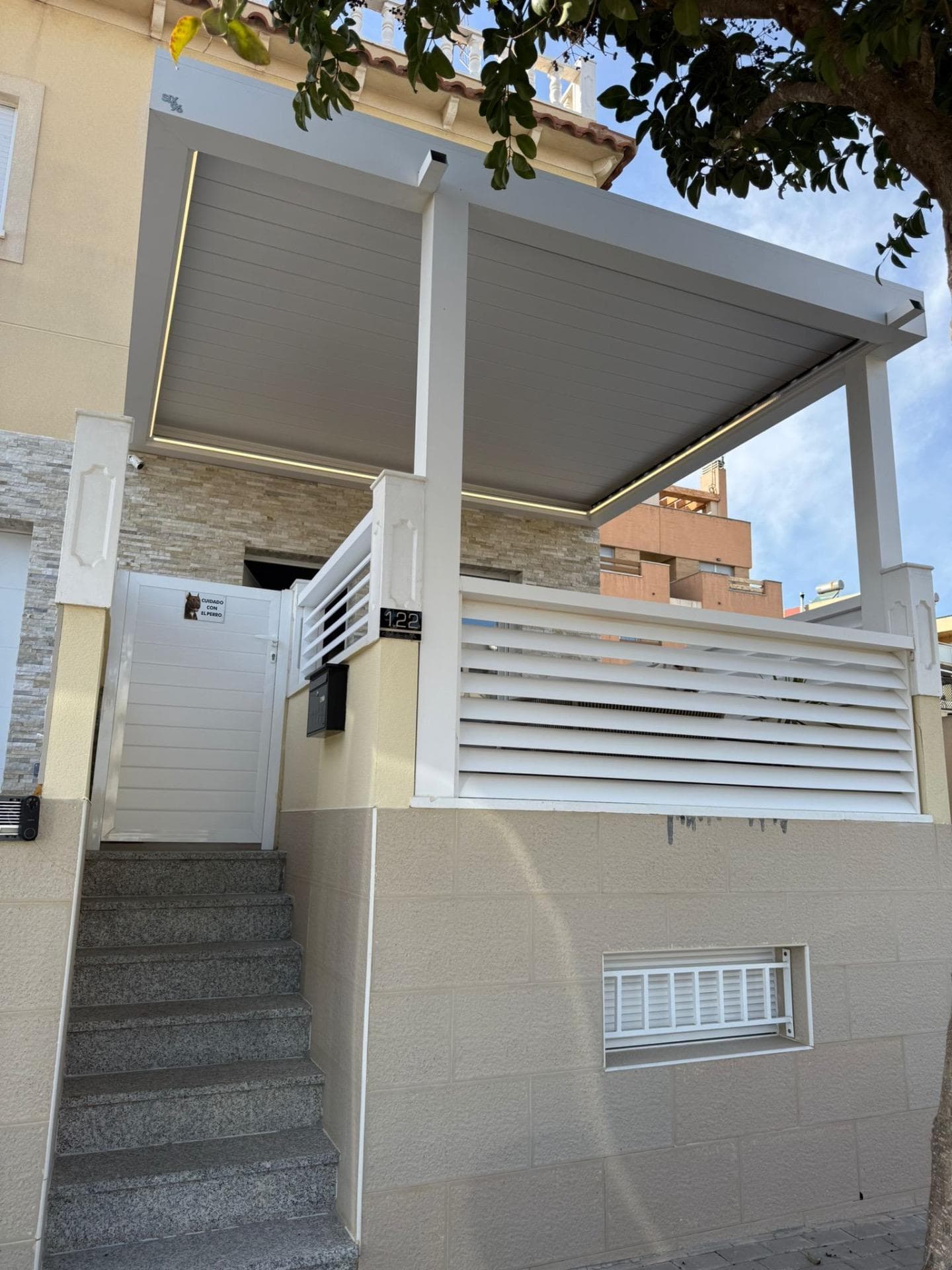 For sale this beautiful semi-detached triplex, located in the Los Secanos area, in Guardamar, about 600 meters from the well-known beaches in the area. The property consists of 3 bedrooms, 3 bathrooms, fully furnished and equipped independent kitchen, laundry, terrace with bioclimatic pergola, large living room - dining room and a large solarium with barbecue area. From here, we can see the sea. It also has a basement and garage. It is sold fully furnished and equipped, ready to move into. Without a doubt, a great property comes to our market. Shall we schedule your visit?