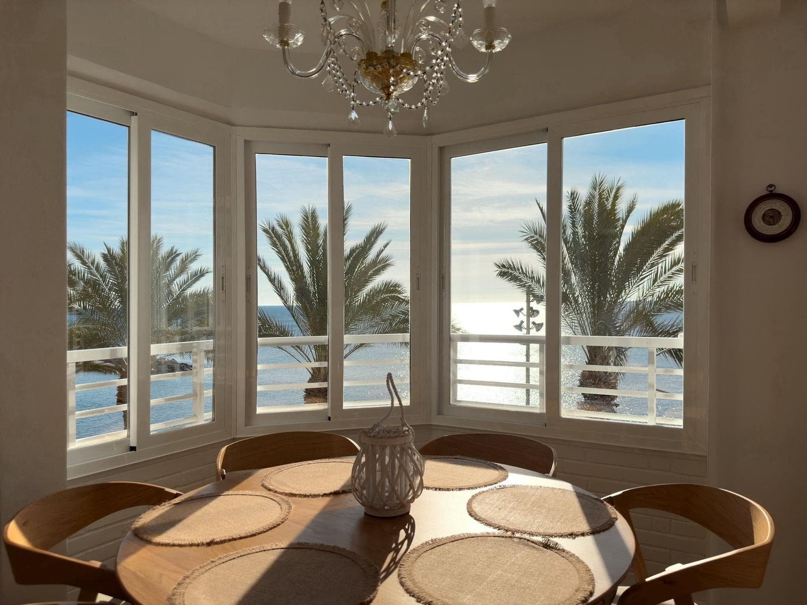 For sale this large apartment with stunning sea views. On the first line of El Cura beach, in Torrevieja. It is the busiest beach with a promenade, where there are natural sea pools.  The building has a concierge and is guarded 24 hours a day.  Located a few meters from the pier where you can walk and enjoy walks surrounded by the sea.  It has 3 bedrooms (two doubles with large 160x200 beds and large storage compartments and 1 bunk bed in the smallest room), 2 bathrooms with large showers, fully equipped kitchenette with island all brand new appliances, large laundry room. , the apartment is newly renovated (electrical installations, water and sewage completely changed.  Hot and cold air conditioners installed in each bedroom, it has TV and Internet, brand new high-quality furniture.  2 apartments on each floor, with 2 independent elevators.  Great opportunity to get a luxurious apartment in a unique area with unbeatable views. Shall we schedule your visit?