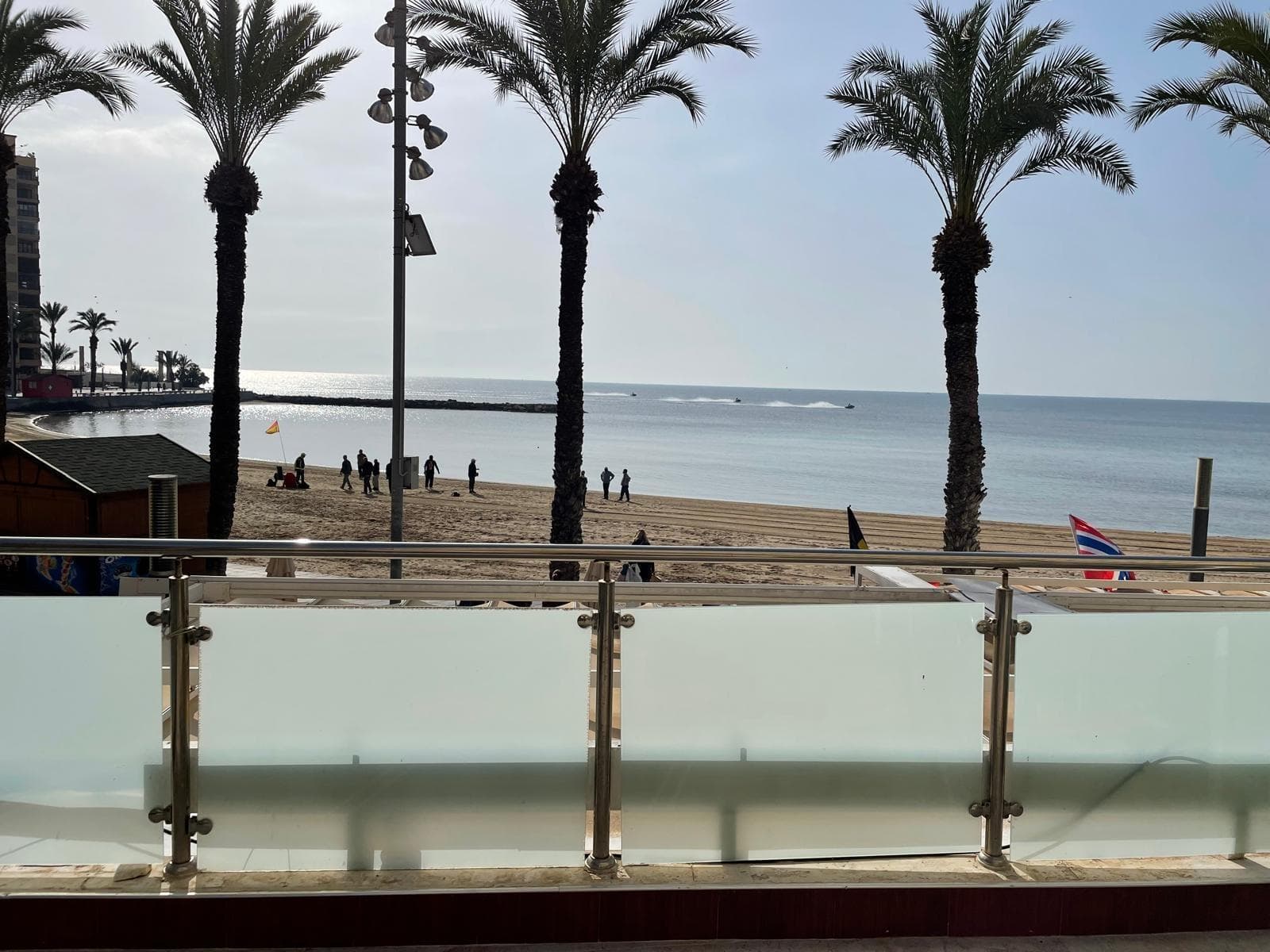 We are happy to present this modern two-storey house on the corner all exterior, on the very first line of the well-known Playa del Cura, in Torrevieja. On the first floor we find a covered terrace and another 20-meter outdoor terrace facing the beach. On this floor is the living room, a separate kitchen furnished and equipped with all appliances, a double bedroom and a bathroom with shower. On the first floor there is a large room with its en-suite bathroom with shower and bathtub as well as a dressing room, we also find two bedrooms and another bathroom with shower. Parquet flooring throughout, hot-cold air zone and many more extras. Playa del Cura is the most central beach in Torrevieja, located between Punta Margalla and Paseo Juan Aparicio. It is characterized by its fine, golden sand calm waters, making it an ideal place for families and visitors of all ages. This beach has a recently renovated promenade, where you can find numerous bars, gift shops, ice cream parlours and restaurants, offering a wide range of services for tourists. In addition, it has facilities such as showers, access ramps for people with reduced mobility, children's play areas and a tourist information point. One of the most outstanding traditions is the "Habaneras Night on the Beach", which is held during the summer and brings together crowds of people to dine and listen to habaneras in a unique atmosphere. Playa del Cura has been recognized with several awards, including the Blue Flag, and ISO 14000 Environmental and ISO 9000 Quality certifications, reflecting its commitment to excellence and sustainability. In summary, Playa del Cura is an emblematic meeting point in Torrevieja, which combines natural beauty, quality services and a rich cultural tradition, offering an unforgettable experience for all its visitors.