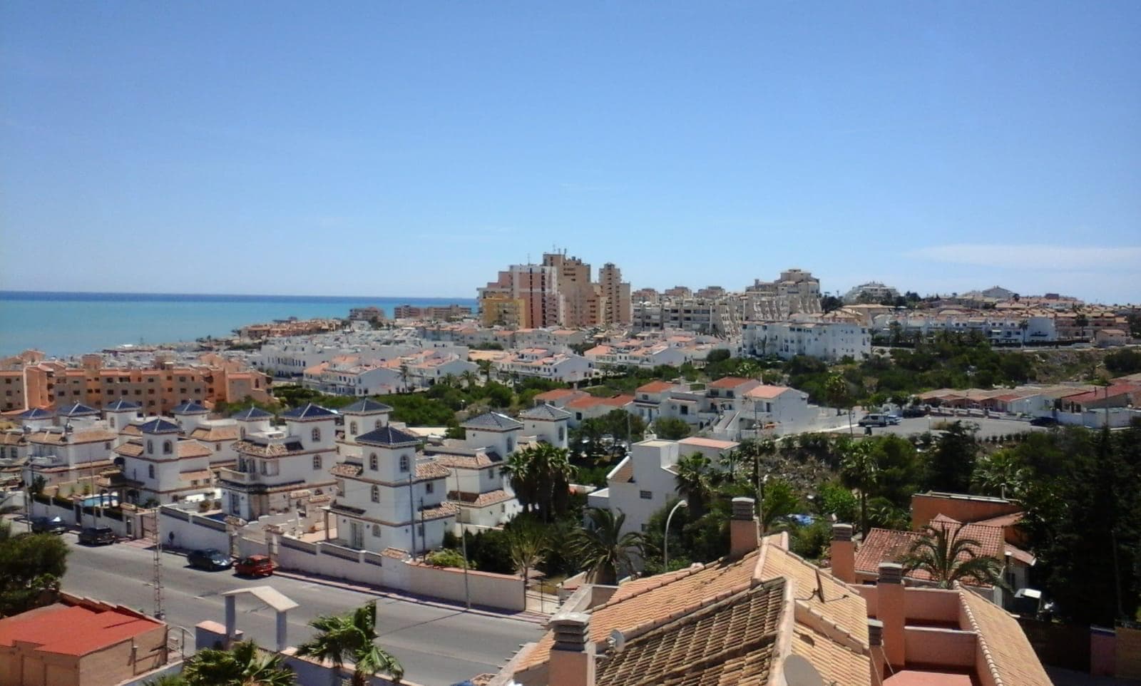 Happy to present this fantastic penthouse located in Torreblanca, Torrevieja, less than 500 meters from the sea. The property consists of 2 double bedrooms, 1 bathroom, large living room with access to a large terrace, fully furnished and equipped American kitchen. On the upper floor, we find a large solarium with a summer kitchen and barbecue. This area offers us wonderful views of the sea. Torreblanca is an urbanization in the northern area of ​​Torrevieja, located between Aguas Nuevas and La Mata. It is one of the most popular areas for those looking for second-hand homes near the sea, with good connections and a quiet environment. Contact for more information.