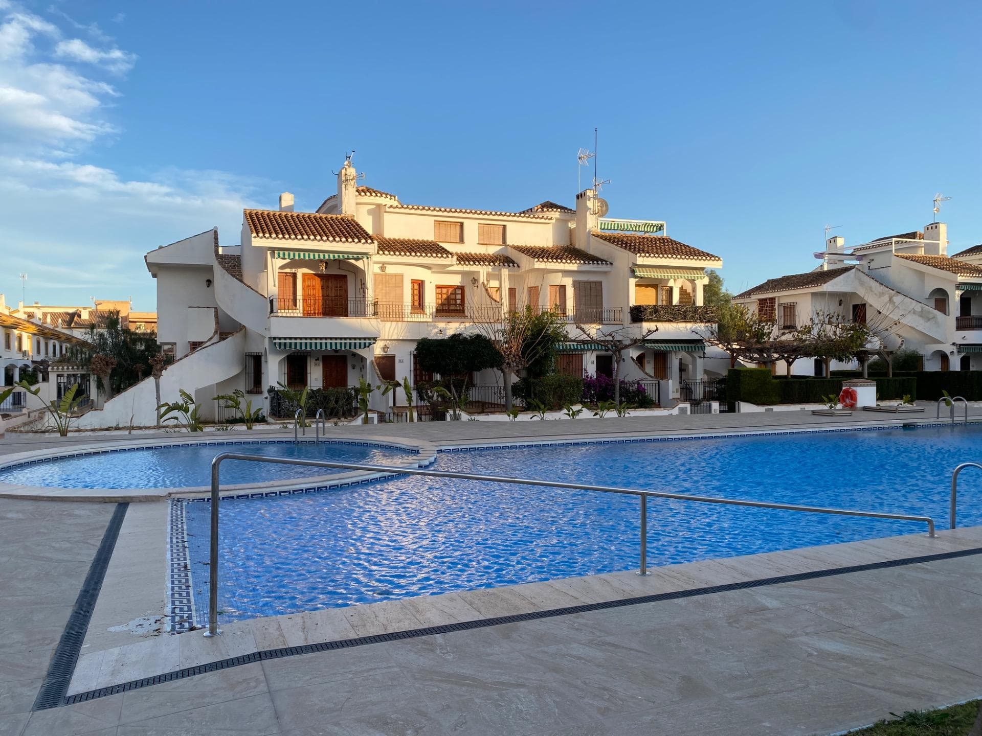 For sale this Bungalow-type home, on the first floor, located in a beautiful residential complex with common areas and a swimming pool for the exclusive use of owners and tenants. Housing dedicated to tourist use for 10 years with a high level of occupancy and a portfolio of guests loyal to the property.  It consists of 2 double bedrooms, 1 bathroom, fully furnished and equipped independent kitchen and large living-dining room with access to a beautiful terrace overlooking the pool. The property is presented in perfect condition, ready to move into. Torre de la Horadada is a charming coastal town located on the Costa Blanca, in the south of the province of Alicante, near the border with the Region of Murcia. It belongs to the municipality of Pilar de la Horadada and is known for its beautiful beaches of fine sand crystal clear waters, which makes it a popular destination for residential and vacation tourism. Shall we schedule your visit?