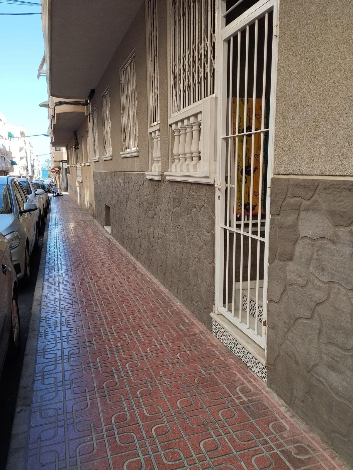 For sale from today, this ground floor apartment located less than 300 meters from the well-known Playa del Cura, in Torrevieja. The property consists of 3 bedrooms, 2 bathrooms, a separate fitted and equipped kitchen and a spacious living room with access to a small covered terrace. It is sold furnished and equipped, ready to move into. Playa del Cura is the most central beach in Torrevieja, located between Punta Margalla and Paseo Juan Aparicio. With a length of 325 meters and a width of 27 meters, it is characterized by its fine, golden sand, and calm waters, making it an ideal place for families and visitors of all ages. Contact us for more information