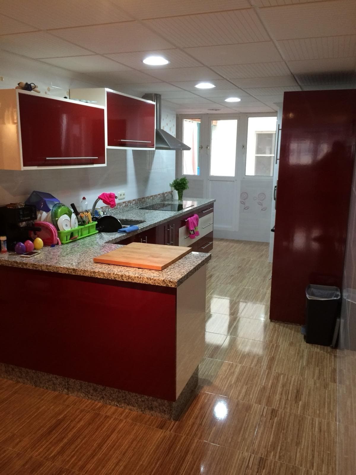 From today for sale this beautiful and spacious apartment located on the well-known Calle Bergantín, 200 meters from Playa del Cura. The property consists of bedrooms, 2 bathrooms, separate kitchen with patio and spacious living-dining room. The property has been recently refurbished and is presented in perfect condition. Playa del Cura is the most central beach in Torrevieja, located between Punta Margalla and Paseo Juan Aparicio. With a length of 325 meters and a width of 27 meters, it is characterized by its fine, golden sand, and calm waters, making it an ideal place for families and visitors of all ages. Shall we schedule your visit?