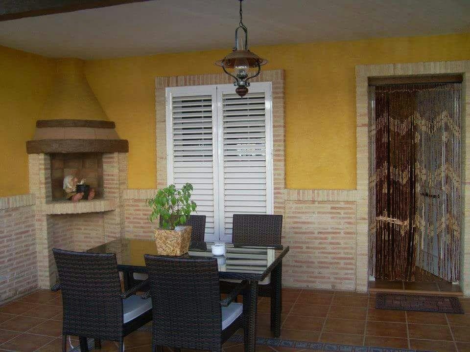 We present this charming duplex, located on the beach of Los Náufragos in the coastal city of Torrevieja. It consists of three bedrooms, two bathrooms, living-dining room, kitchenette, balcony, terrace with barbecue. It is located just 500 meters from the beach, also close to the port and the promenade, undoubtedly a quiet place, where you can enjoy the sun and leisure in this area. For more information, do not hesitate to contact us and we will be happy to assist you.