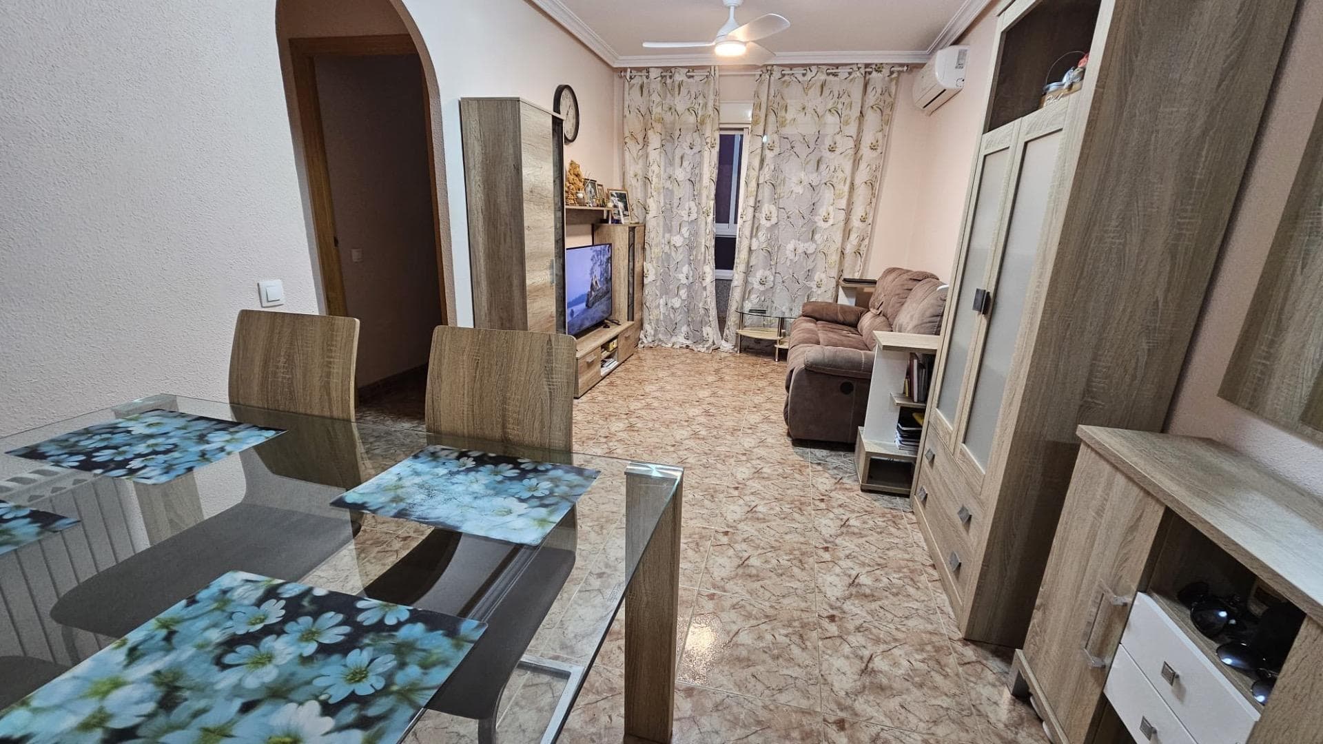 For sale this beautiful apartment located in a good area of ​​Torrevieja. Just 10 minutes walk from the main beaches. Located on a 3rd floor, the balcony is glazed and all windows have mosquito nets installed. The windows overlook a large and quiet interior patio, with good neighbors. The apartment has a natural gas connection. It is fully furnished, with 2 bedrooms with high quality beds with a lifting system and first class mattresses. The sofa is a comfortable reclining model. It also has air conditioning and remote controlled fan-lamps. Fully furnished and equipped independent kitchen. There is the possibility of acquiring a garage with space for two cars, located 3 minutes walk away. It is on the ground floor, with a very comfortable entrance and exit access, and automatic doors. The sale of the garage is negotiated separately and is not included in the price of the apartment. Without a doubt, this is a great opportunity, shall we schedule your visit?