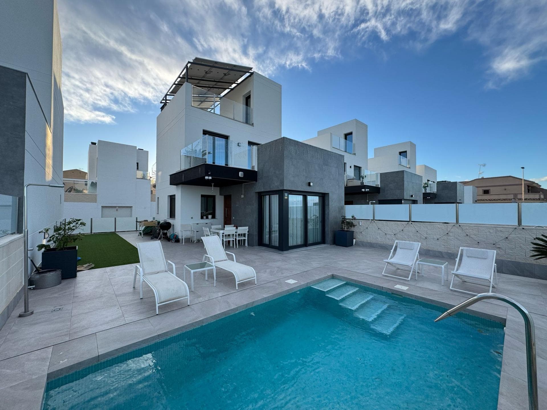 We present this wonderful three-storey luxury villa located in a privileged area of the Los Altos urbanization, very close to the beaches of Torrevieja, Orihuela Costa, La Zenia Shopping Center, restaurants, schools, hospital... This property consists of three large bedrooms, three bathrooms, fully equipped kitchen, living room/dining room, private pool, 90m garage and a large terrace where you can enjoy beautiful panoramic views. It also has: -12 solar panels (6 kW), 2 storage batteries, offering energy efficiency and comfort at home. -Alarm and video surveillance system. It is sold fully furnished and equipped, ready to move into. Shall we schedule a visit? Contact us for more information.