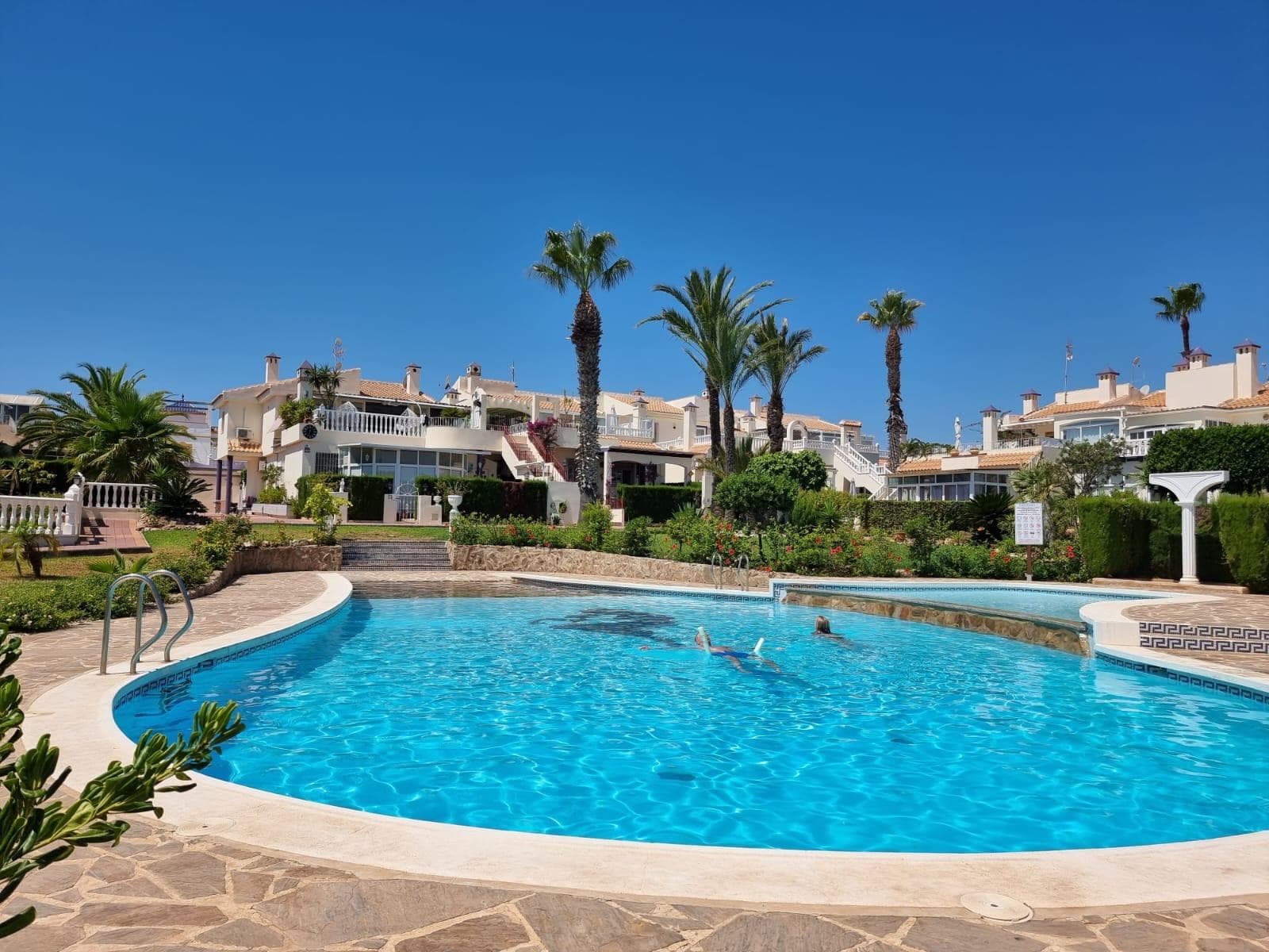 For sale is this beautiful apartment in the idyllic Miraflores residential area on the Costa Blanca, Torrevieja, with 2 beautiful swimming pools and its own plot. - Fully furnished and equipped with appliances - Newly renovated - Private entrance - 2 bedrooms - Living-dining room with kitchenette - Bathroom with bathtub - Air conditioning - Fireplace - Private roofed terrace - Barbecue - Alarm system Without a doubt, this is a great property you can't miss... Shall we schedule a viewing?