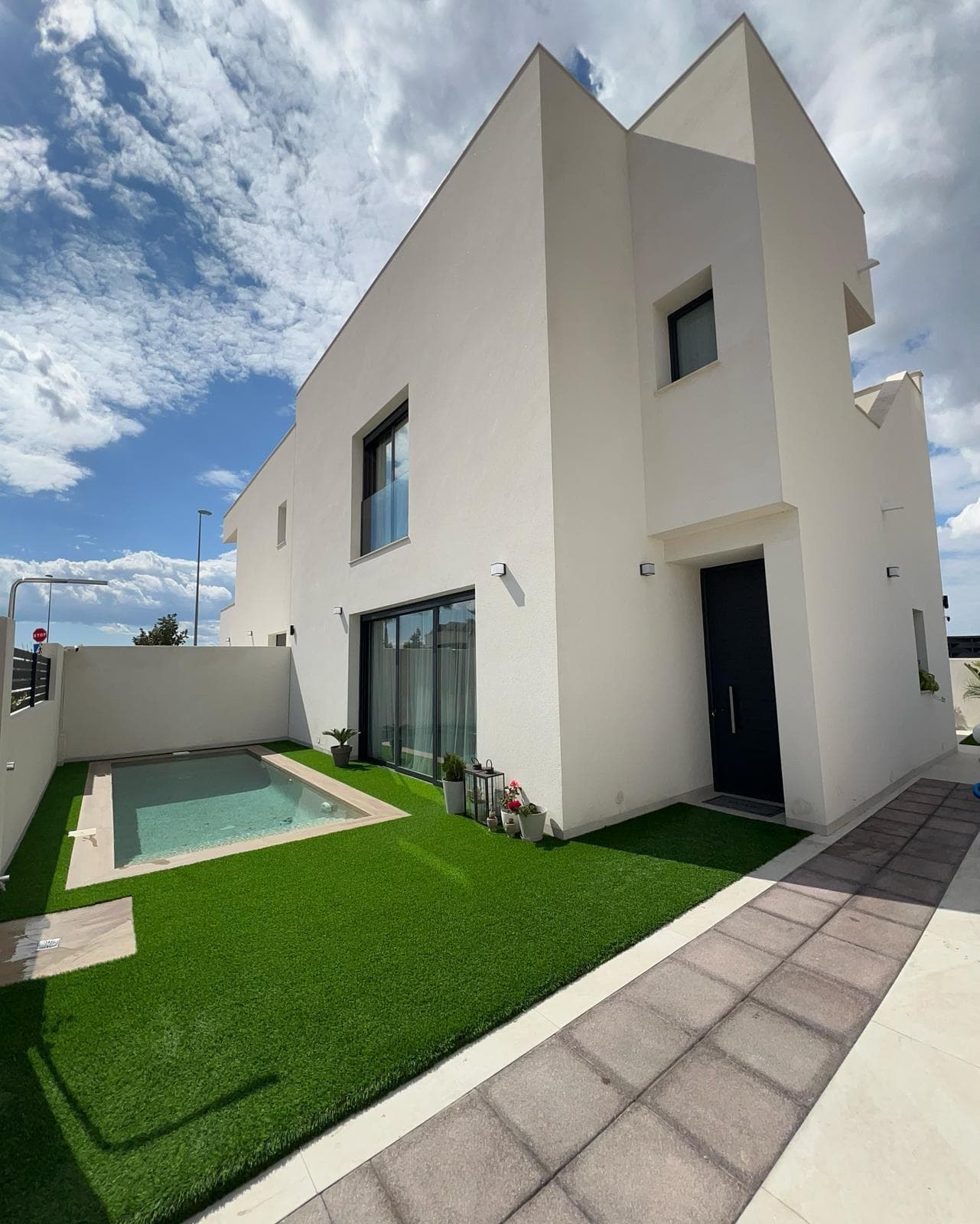 We present this wonderful two-storey semi-detached house located in Benijófar. It was built in 2024, fully equipped with furniture and all the necessary appliances. Spacious rooms, a cozy patio with pool and terrace, as well as a convenient location make it an excellent choice for those who value comfort and quality. About the house: • 110 m² total floor area • Plot of 150 m² – there is a parking space, barbecue area and a small garden. • 2 bedrooms with fitted wardrobes • 2 bathrooms, one of them with shower. • Kitchen-dining room combined with living room, with panoramic view of the pool. • Terrace with garden furniture and retractable awning. • Exit to the solarium on the second floor. Location: The house is located in a quiet area, but everything you need is nearby: shops, pharmacies, restaurants, banks, everything is within walking distance. The beaches of Guardamar del Segura and La Mata are only a 15-minute drive away. There is also