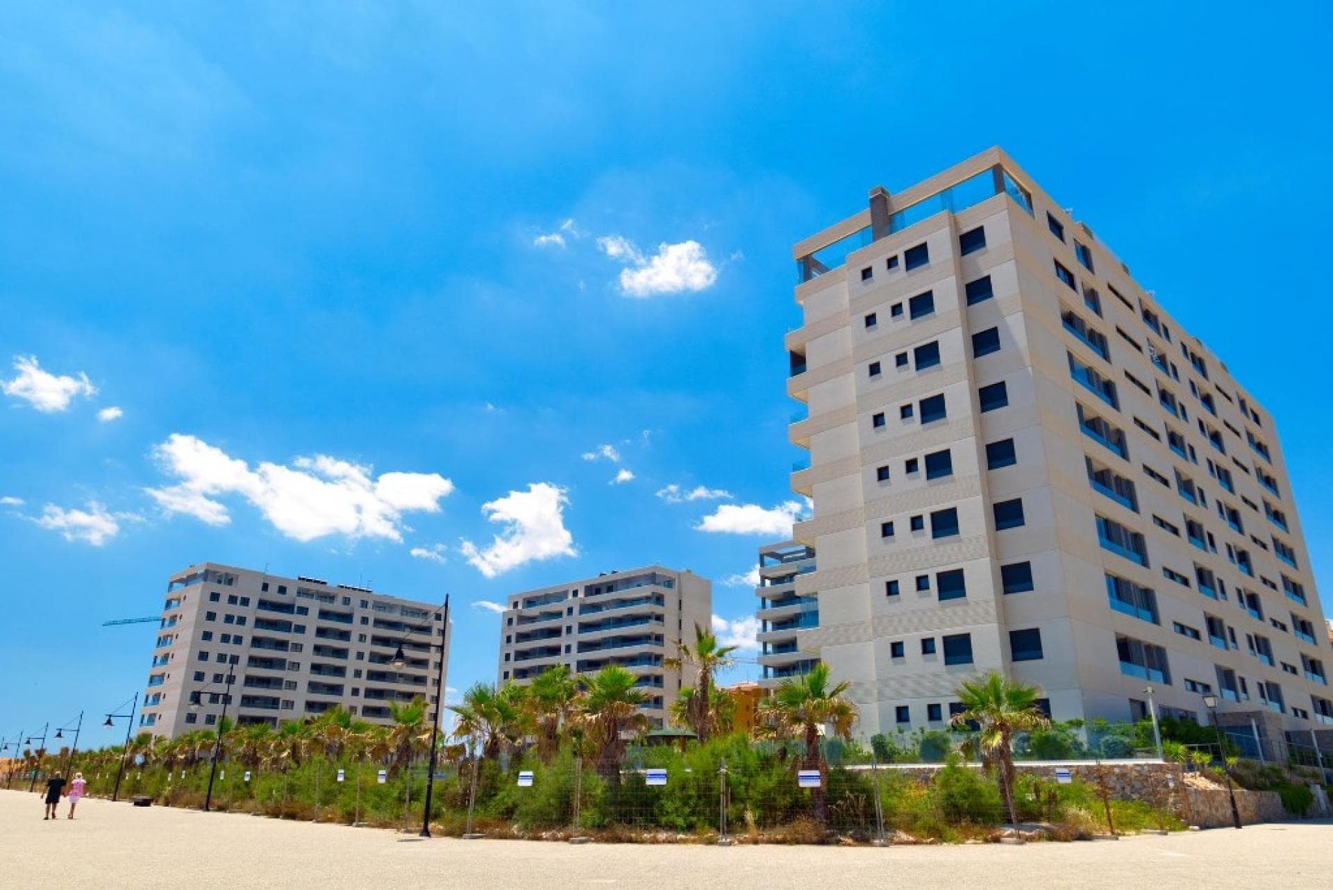 For sale this exceptional luxury penthouse on the beachfront with 3 bedrooms and 2 bathrooms and magnificent panoramic views of the Mediterranean Sea from a 70m2 terrace with glass curtains, located in Punta Prima, Torrevieja (Alicante) in the exclusive residential Panorama Mar, within a complex that offers excellent facilities next to the beach and the promenade, and close to all amenities. The complex has large communal areas and communal swimming pools for adults and children. One of the pools is heated, to be enjoyed in the winter months. This property also includes an underground parking space and a storage room. Panorama Mar is a private and gated community that also has 24-hour surveillance. Panorama Mar is an urbanization on the seafront, where you can enjoy water sports, leisure and beaches. It is close to all services such as the Zenia Boulevard Shopping Center, supermarkets, hospital, pharmacies, gastronomy, green areas, sports centers and schools. Walking distance to Cala Piteras, Playa de Punta Prima and Playa Flamenca as well as the rest of the blue flag beaches of Orihuela Costa and Torrevieja. A few minutes from the Las Colinas, Campoamor, Las Ramblas and Villamartín golf courses. Good communication with the Mediterranean motorway AP-7 and N-332. This location is 35 minutes from Elche-Alicante airport and Alicante high-speed train station. Contact for more information