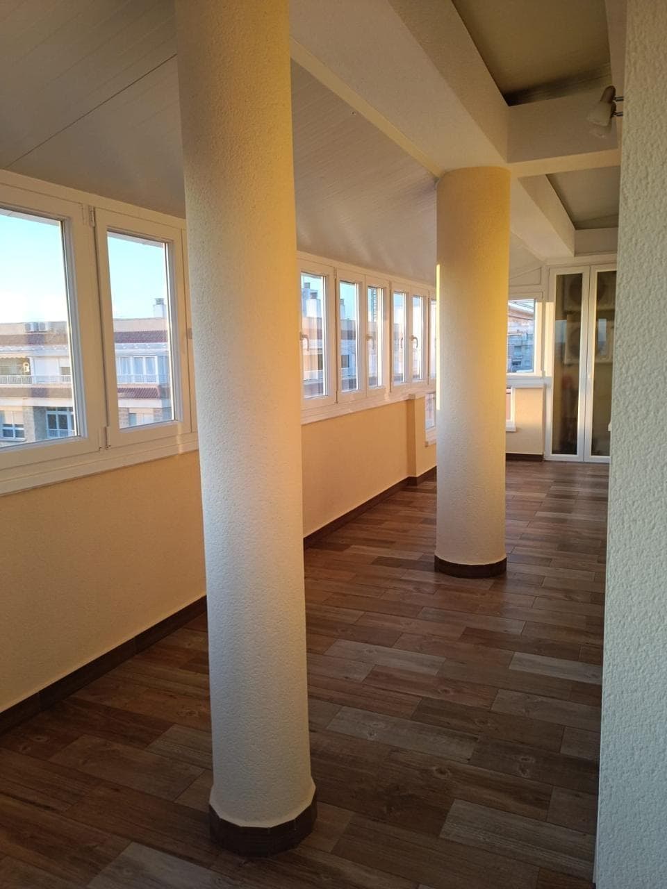 We are happy to present this fantastic penthouse located in a very good area of Torrevieja just 5 minutes walk from the sea. The property consists of 3 double bedrooms, two bathrooms (one of which is en-suite), a fully equipped and furnished independent kitchen, a spacious living-dining room and a large glazed terrace of approximately 52 meters, making the property very bright. It is sold fully furnished and equipped, ready to move into. It is possible to purchase a parking space. Without a doubt, a great property that will not be on the market for long. Shall we schedule your visit?