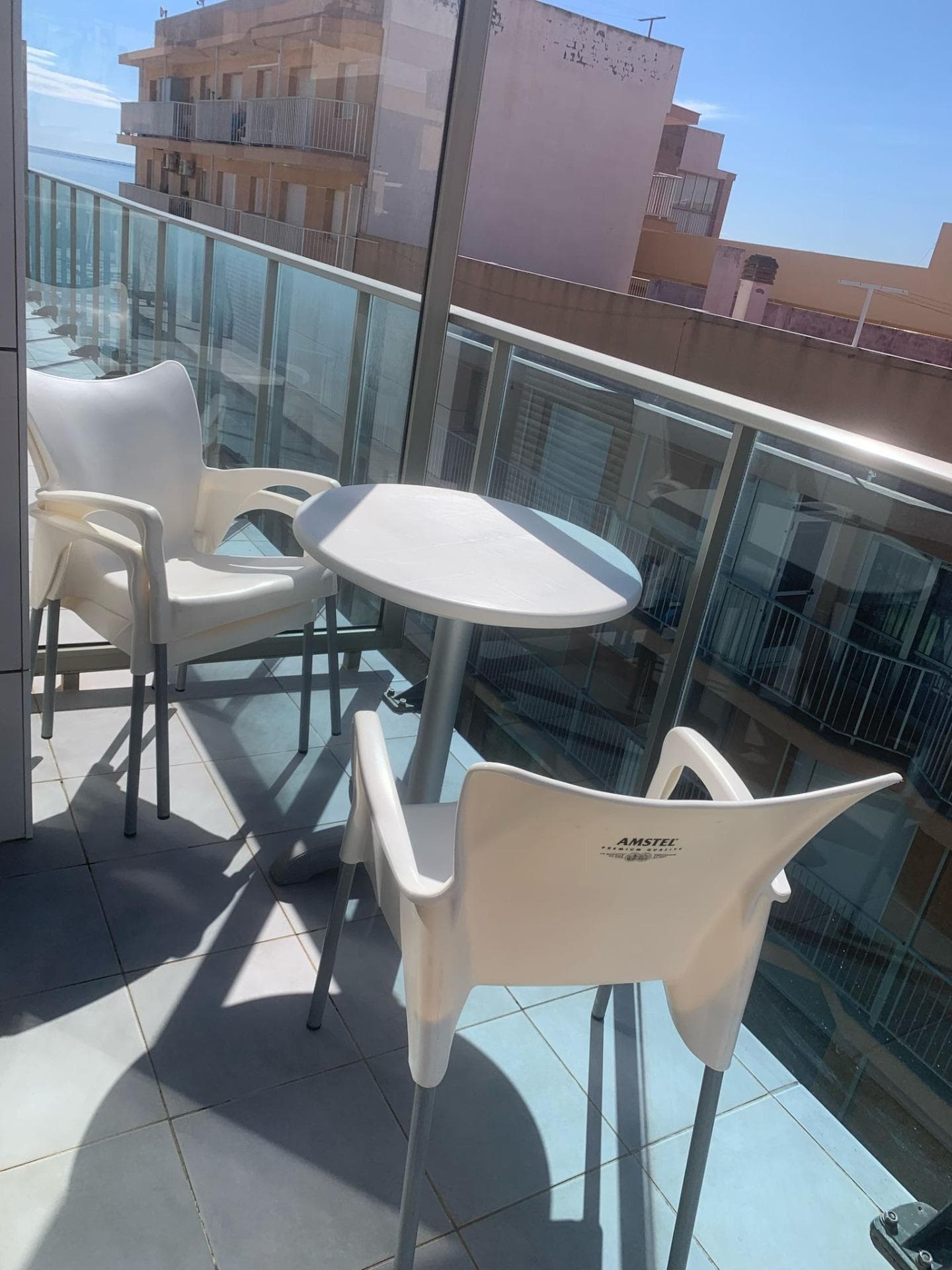 We present this beautiful apartment located in the coastal town of Guardamar del Segura just 5m. walk from the sea. Its extensive beaches of fine sand are ideal for enjoying the Mediterranean sun and for water sports. In addition, all the services of supermarkets, schools, pharmacies, restaurants... They are within reach, allowing you greater comfort. The property features: - Two bedrooms. -A bathroom. -Fully equipped dining room-kitchen. -Balcony. -Storage. -Solarium. It is sold fully furnished and equipped. Contact us for more information, we will be happy to assist you.