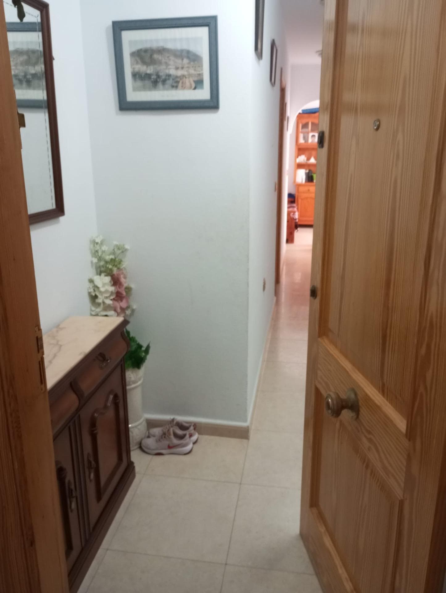 We present this penthouse on the 5th floor, with elevator, located in the coastal city of Torrevieja (Alicante) and close to all services: supermarkets, restaurants, school, pharmacy... It is located about 15 minutes walk from the promenade of the beautiful and well-known natural beaches. This property is distributed in: -Two bedrooms. -A bathroom. -Equipped kitchen -Living/dining room with access to a balcony. Parking is available in the immediate vicinity of the property. Do not miss this opportunity and contact us to give you more information.