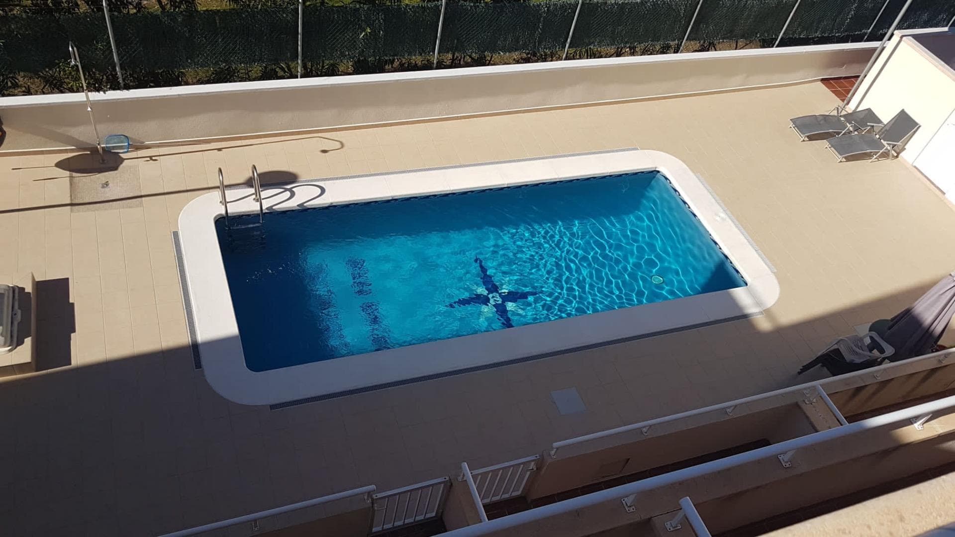 We are delighted to present this semi-detached triplex in Villamartín, Orihuela Costa, located in a residential area of ​​just 9 homes. Just 2.5 km from Orihuela's main beaches. The property consists of 3 bedrooms, 2 bathrooms, a fully fitted and equipped open-plan kitchen, a living-dining room, and a large terrace where you can enjoy the sun. The community has a swimming pool, which you can access directly from the rear of the home. Parking available. If you are looking for a home to live in year-round or enjoy your vacation, this is your opportunity. Contact us for more information!