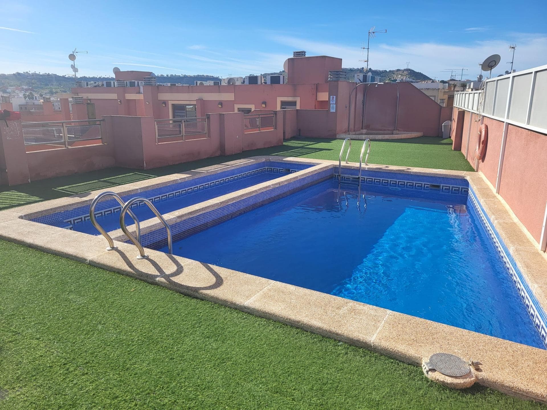 We present this charming apartment located in the municipality of Formentera del Segura, just 12km from the beaches of Guardamar, Finca Golf and the natural park of La Mata-Torrevieja. It is an ideal destination for those looking for tranquility. The house consists of: -A bedroom. -A bathroom. -Living-dining room with kitchenette and access to balcony. -Communal swimming pool. -Storage room of 7 meters. It is sold furnished and fully equipped. Don't miss this opportunity and contact us for more information.