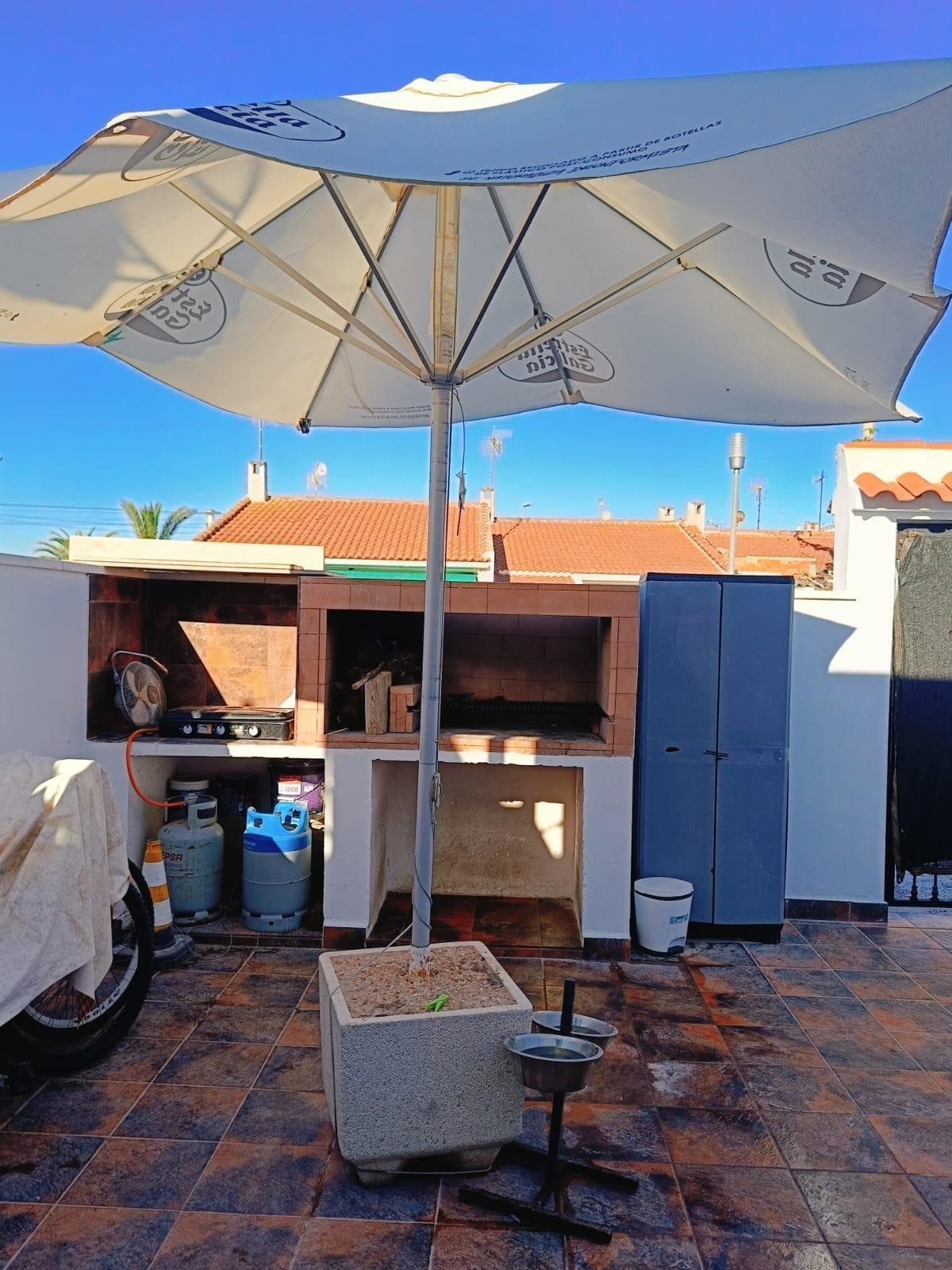We are happy to present this fantastic property, located in a quiet area of Torrevieja, close to all amenities. It consists of 2 double bedrooms, 1 bathroom, fully fitted and equipped kitchen and spacious living-dining room with access to a spacious 30-meter terrace. The property has a solarium, built-in barbecue, parking at the entrance. It has been recently refurbished (installations, façade and cladding). The community has a large swimming pool. Shall we schedule your visit?