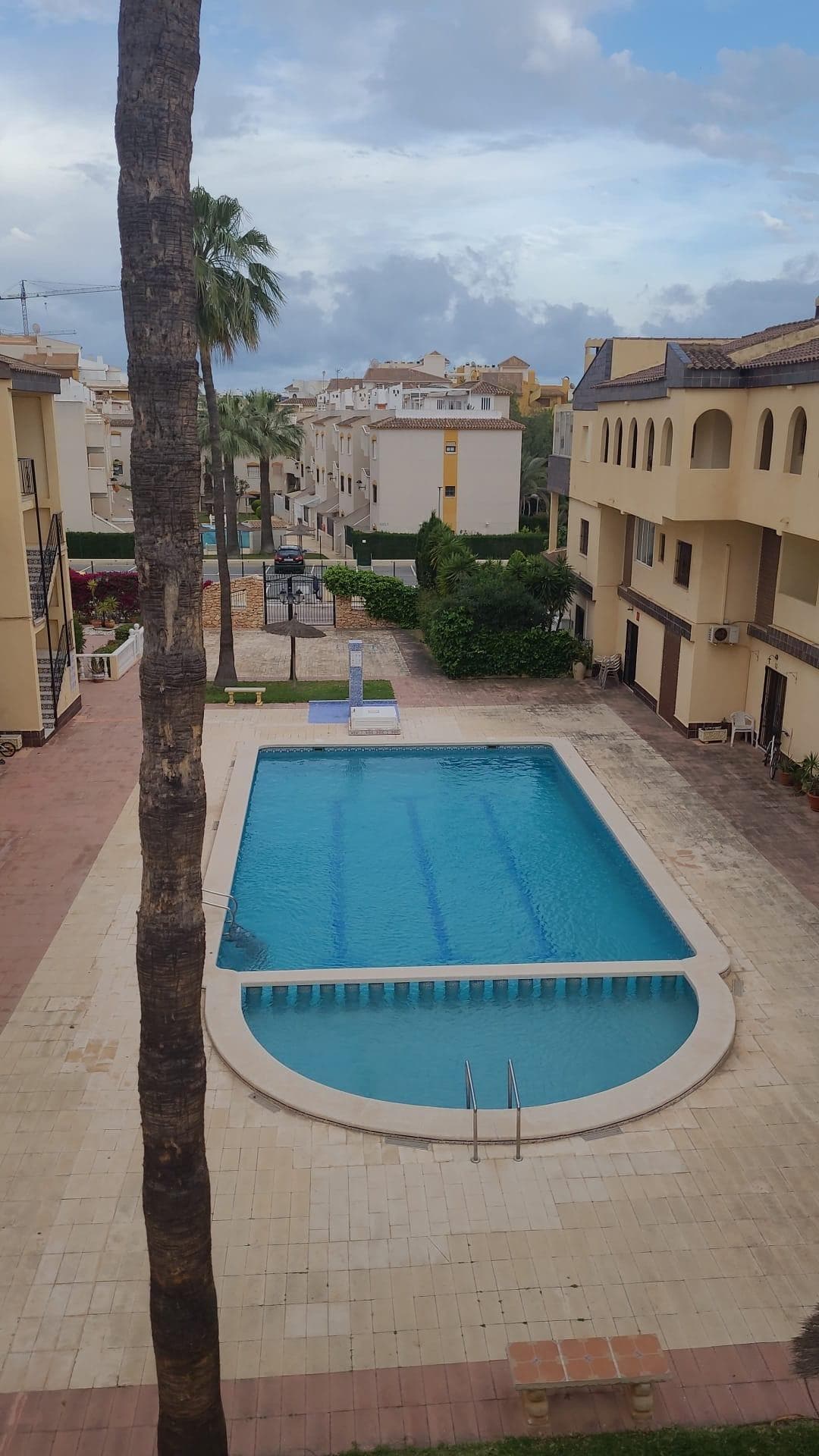 We present this cosy apartment on the second floor without a lift, located in the beautiful coastal area of Punta Prima in Orihuela Costa. It is also located just 6km from Torrevieja, 4km from the La Zenia Shopping Center and the wonderful golf courses in the area. The house consists of: -Two bedrooms. -Two bathrooms. -Living-dining room with fireplace. -Kitchenette. Do not hesitate to contact us for more information, we will be happy to assist you.