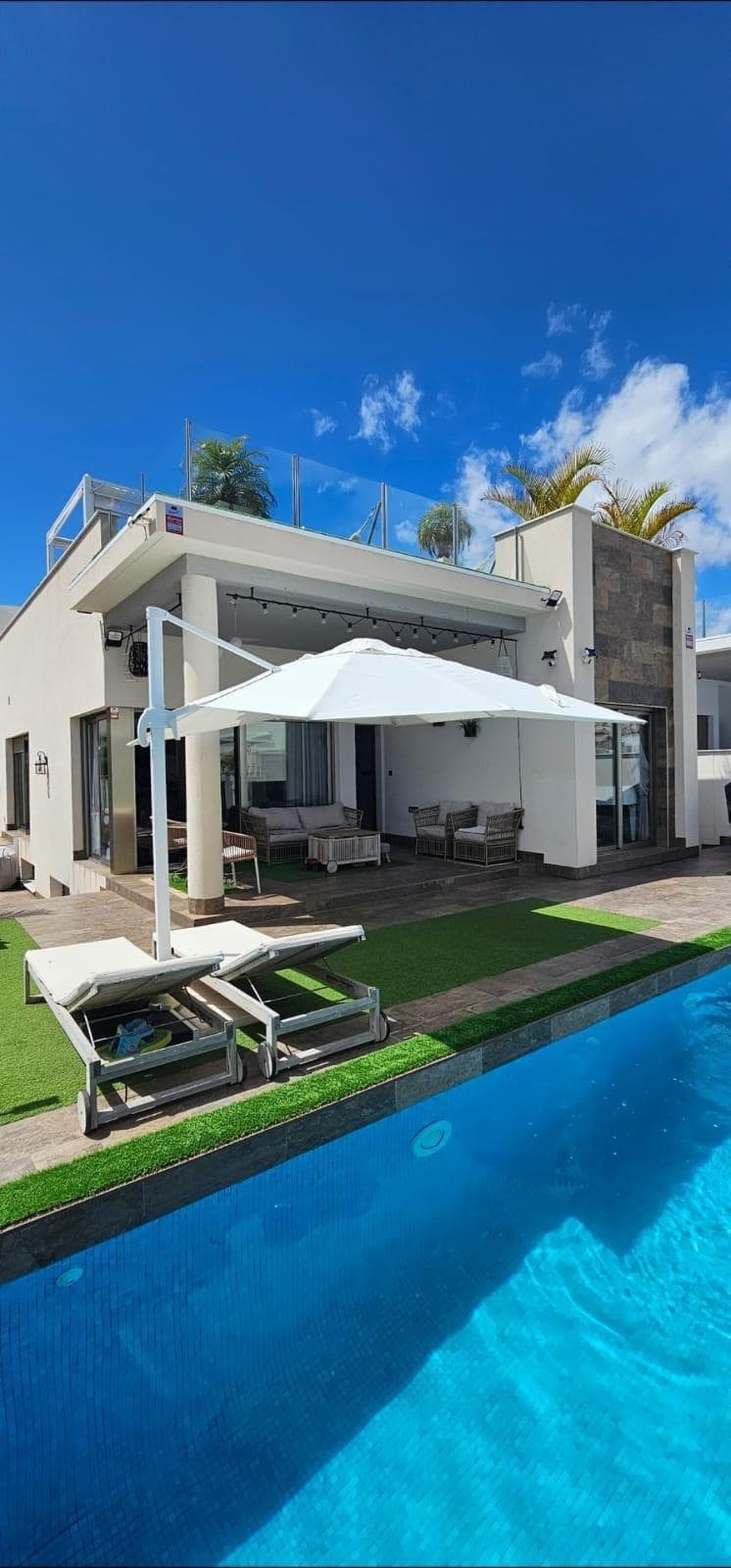 We are pleased to present this fantastic detached Villa built on a plot of 500 meters and a construction of 240m2. The property is presented in a semi-new condition, furnished and equipped, ready to move into. It consists of 5 bedrooms, 4 bathrooms, open plan kitchen, large living room with access to the garden exteriors, basement, laundry area and gym. In the hottest months, you can enjoy the fantastic private pool. Contact us for more information.