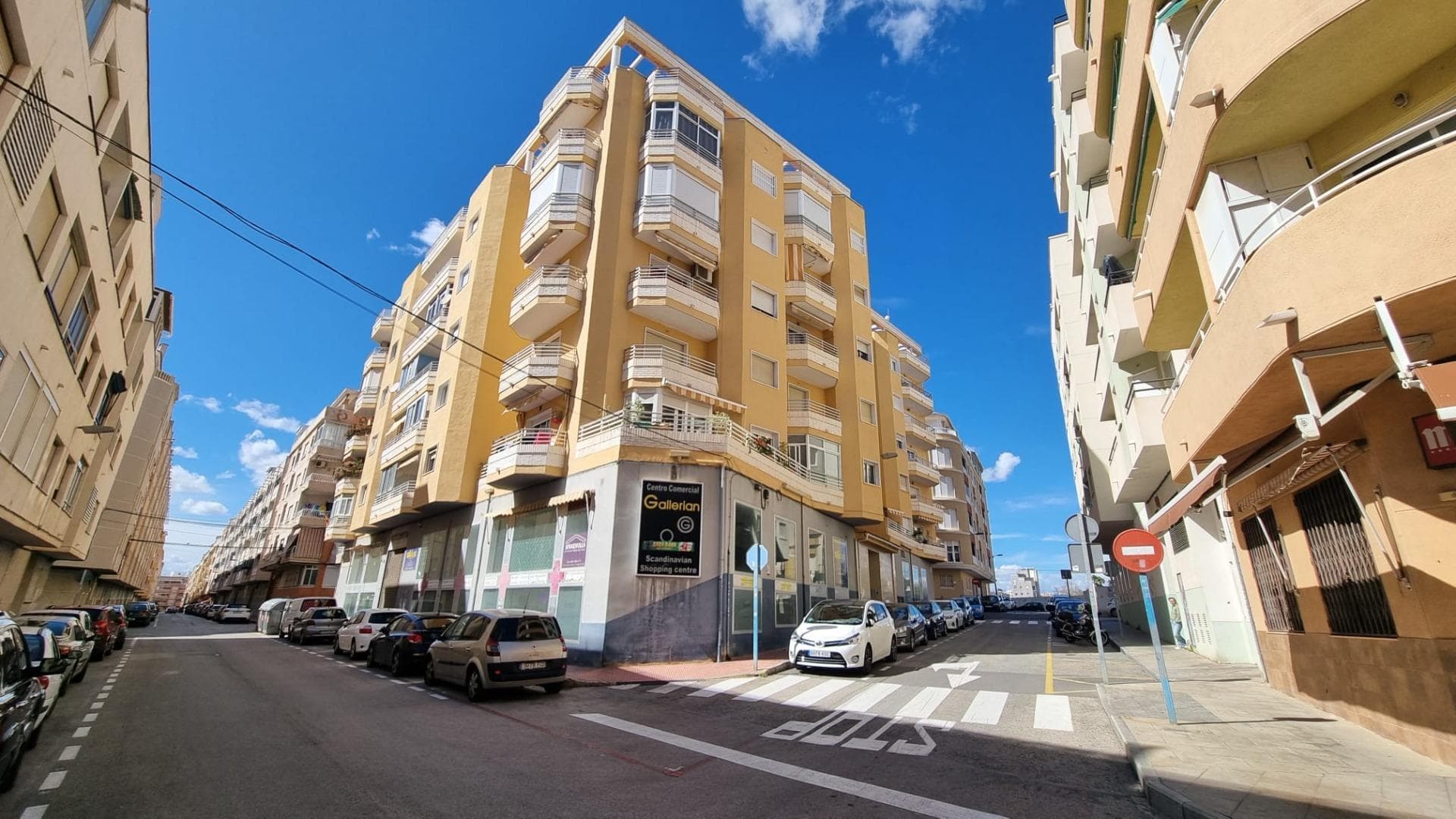 For sale this apartment located in the center of Torrevieja and just 300 meters from the main beaches. The property is presented from the beginning, needing to be renovated. 86 m2, consists of 3 bedrooms, 2 bathrooms, kitchen, living-dining room, gallery and terrace. This is undoubtedly a great investment opportunity. Contact us for more information.