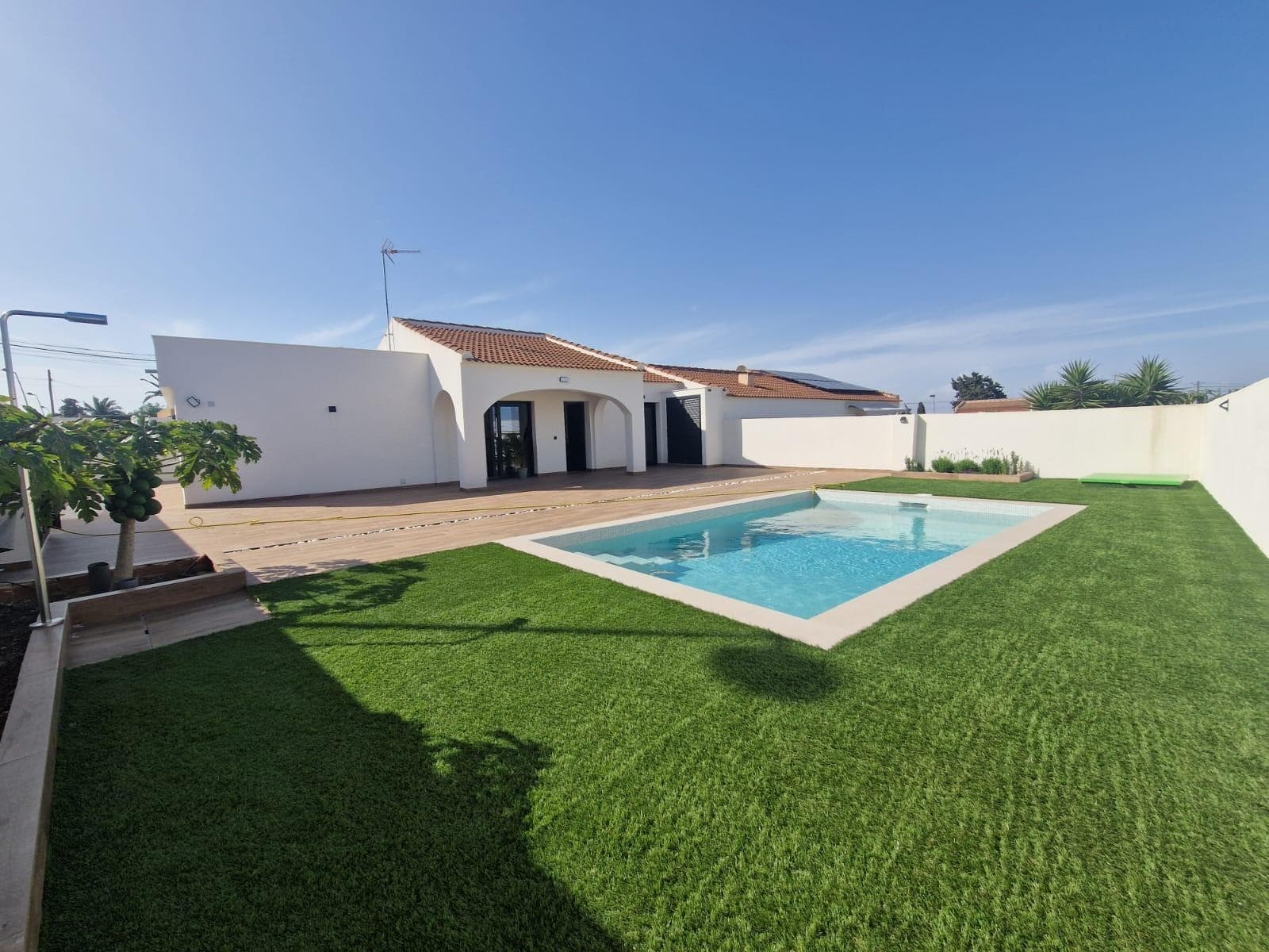 For sale this beautiful semi-detached villa located in the well-known urbanization of Los Balcones, in Torrevieja. The property consists of 3 bedrooms, 2 bathrooms, living-dining room and separate kitchen with utility room. Built on a plot of more than 400 meters, its landscaped exteriors offer us unique spaces where we can enjoy the good climate that this area offers us. Private pool. It is sold fully furnished and equipped, ready to move into. Shall we schedule your visit?