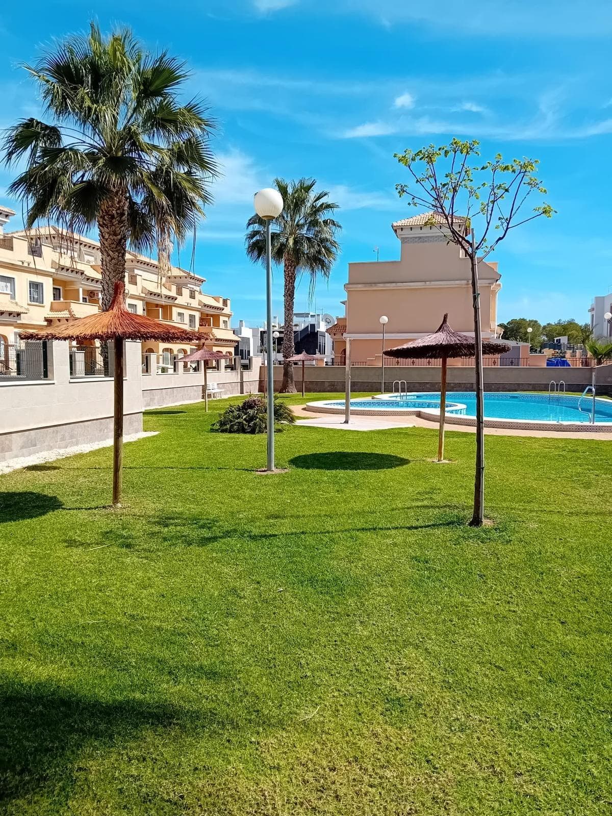 For sale this beautiful corner townhouse with garden parking within the plot. The property consists of 3 bedrooms, 2 bathrooms, an enclosed porch, enclosed rear gallery, storage room, fully fitted and equipped independent kitchen and spacious living-dining room. It has a balcony and a private solarium that offers beautiful views. It is located in the area of Villamartin, Orihuela Costa, just 5km from the sea, and close to the Villamartin Golf Course. It is sold fully furnished and with all appliances. Communal swimming pool. Ideal for families who want to come on holiday or for people looking for a place to move. Close to all amenities. Contact us for more information.