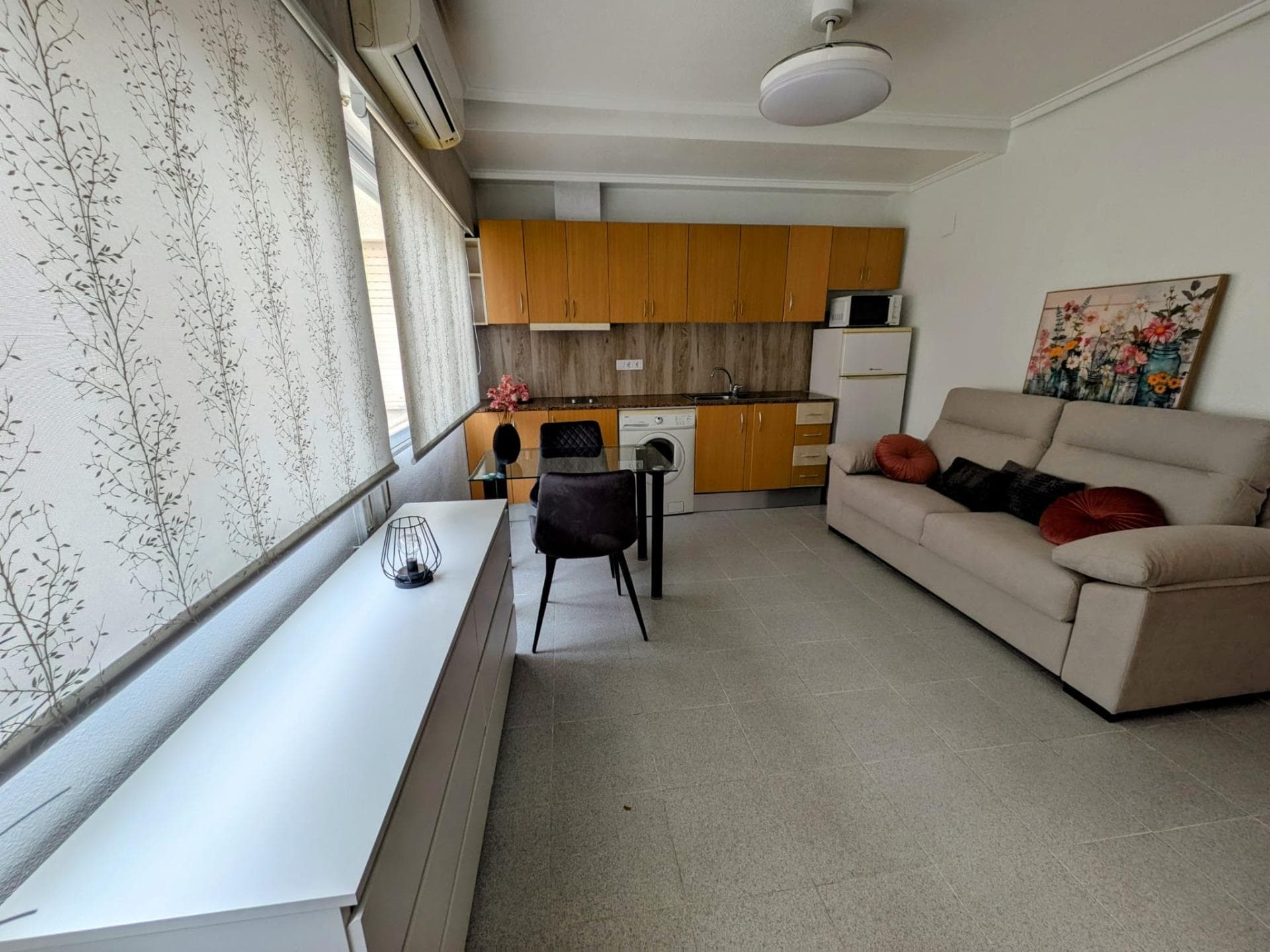 For sale is this charming studio in the heart of the city of Torrevieja, this space offers a cozy atmosphere. The property features a practical and modern layout that makes the most of every corner, ensuring the space feels spacious and functional with a full bathroom, living room-kitchen, and balcony. Its proximity to the beach, shops, restaurants, supermarkets, schools, and public transport makes it an excellent choice for those who value the convenience of an urban and beach lifestyle at the same time. This studio is perfect for both permanent residence and investment, thanks to its strategic location and attractive design. Contact us for more information, we are pleased to assist you.
