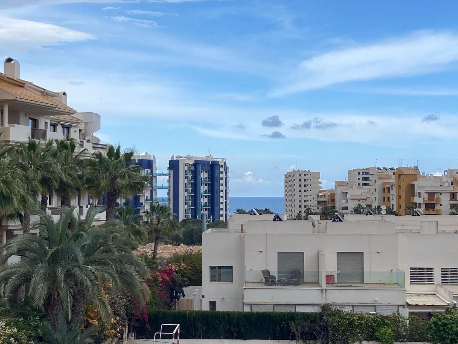 Today we have the pleasure of presenting this fantastic semi-detached duplex, located in the sought-after urbanization Jardín del Mar in Punta Prima, Orihuela Costa.The property consists of 3 bedrooms, 2 bathrooms, an independent fully equipped and furnished kitchen, a spacious living-dining room with access to a landscaped terrace, and a large solarium that offers wonderful views of the sea.The property is in perfect condition, ready to move in.The community has a communal swimming pool.Contact us for more information or if you wish, we will schedule a visit.