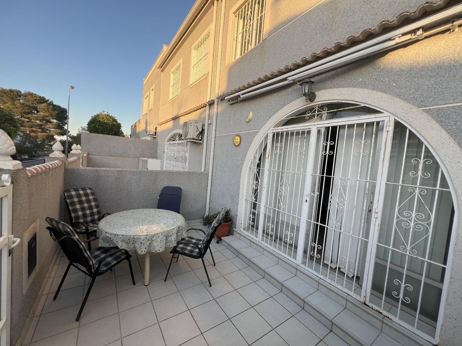 This recently renovated property is for sale, ready to move in, in an excellent and relaxing location. It is sold furnished and with appliances.The entrance of the house has a terrace with outdoor furniture, a storage shed, and an outdoor shower to refresh during summer after returning from the sea or a walk in the nearby natural park.Inside the house, there is an open space ideal for family gatherings, with 2 sofas, an extendable round dining table, and a coffee table.The kitchen is fully equipped with electric and gas cooking options. The boiler is new and has a capacity of 100 liters, enough for 4-6 people to take hot showers.The downstairs bathroom is fully renovated with new tiles. It includes a shower, toilet, sink, and an A++ rated washing machine.Upstairs, there are 2 bedrooms, each equipped with a built-in wardrobe with ample space. One bedroom has an additional wardrobe and a king-size bed. The other was used as an office, so it has a desk.The upstairs bathroom, equipped with a shower, toilet, and sink. There is plenty of space if you need to install a bathtub.There is also a balcony on the upper floor overlooking a nearby park. It has a barbecue area, an outdoor table with many chairs for evening gatherings and barbecues.Both the upstairs balcony and the downstairs terrace have retractable awnings for the hot summer days.The property has air conditioning.The property is located in a very quiet area. Between two salt lagoons. A perfect place to relax without the noise of the city, but close enough for a night out. There are bars just a 5-10 minute walk if you're looking for a night out like that.Shall we schedule your visit?