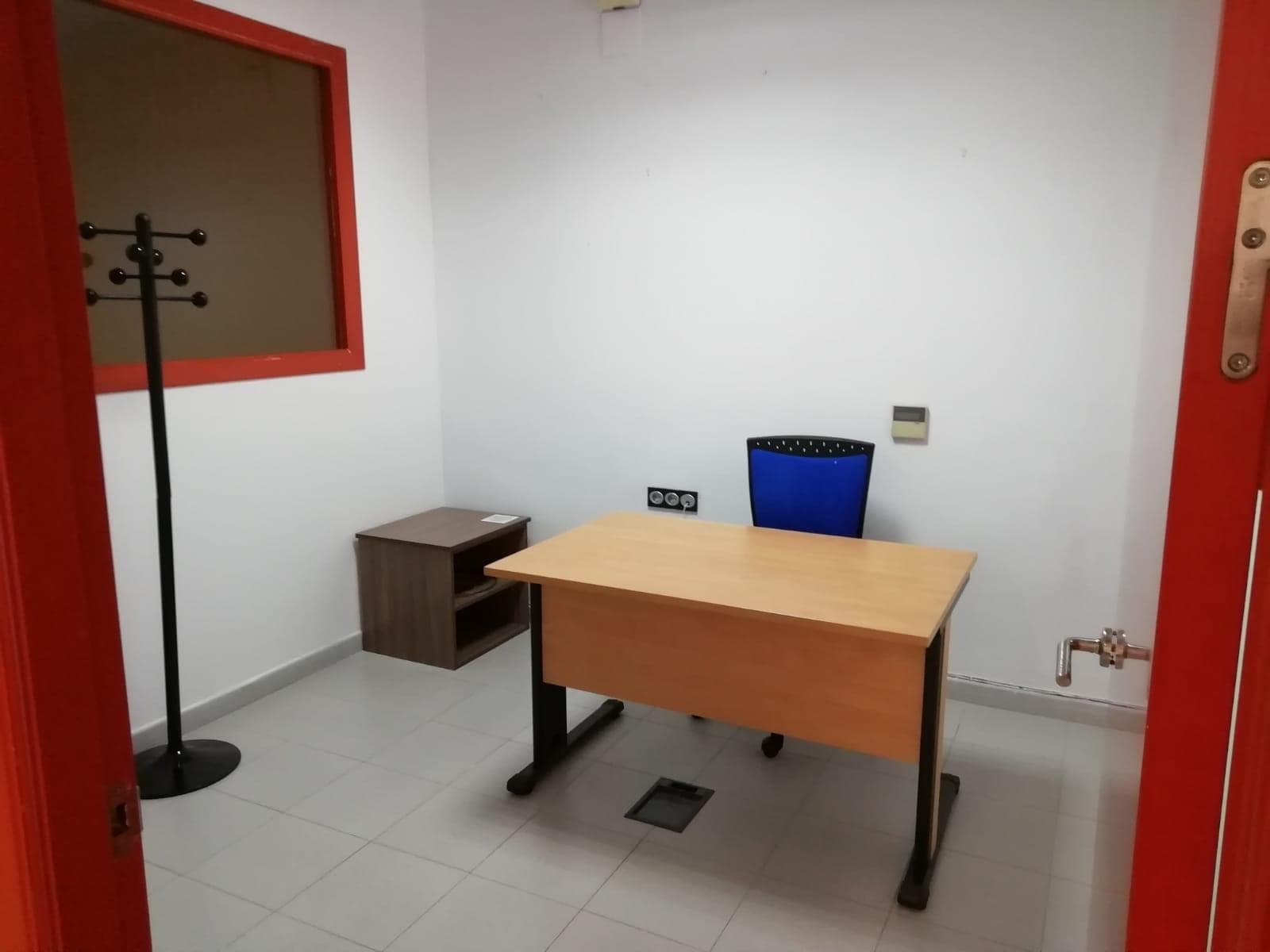 This spacious commercial space is for sale in the town of Bigastro. It consists of four rooms, an office, and a reception area. Endless business possibilities. Contact us for more information.