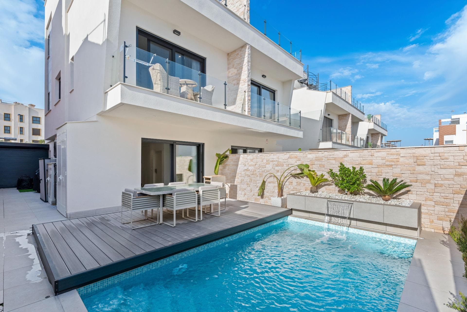 LUXURIOUS 4-BEDROOM HOME IN GUARDAMAR DEL SEGURA, ALICANTE, NEAR THE BEACH Are you dreaming of owning a stunning, modern home near the beach? Look no further than this magnificent property located less than 3 minutes from one of the best beaches on the Costa Blanca. Luxury, spacious interiors, stunning natural surroundings, and captivating sea views from the upper floors—this home offers the perfect combination of comfort and tranquility. Located just 800 meters from the beach, this charming villa offers the ultimate beachside living experience. The property has 4 bedrooms, providing ample space for families or those who love to entertain. The house has 4 bathrooms, ensuring comfort and privacy for all family members. The open-plan design allows for a seamless flow between the living, dining, and kitchen areas, creating a welcoming and inclusive atmosphere. The outdoor areas are carefully designed to maximize enjoyment, with over 116 m² of spacious terraces and gardens perfect for barbecuing, sunbathing, or simply relaxing. Stunning Natural Surroundings and Sea Views Don't miss the opportunity to acquire this luxurious home on the magical southern Costa Blanca, Guardamar del Segura, Alicante. Contact us today! We'd be happy to assist you.