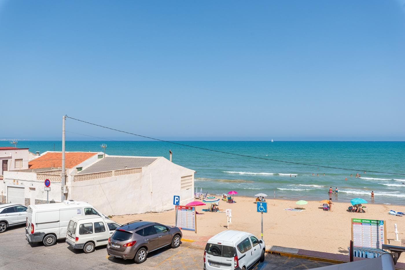 We present to you this exclusive renovated apartment with sea views located in Guardamar del Segura, just a few meters from the promenade and 120 meters on foot from the beach, with all the amenities of supermarkets, restaurants, cafes, pharmacies, parks... nearby. The property has: -3 double bedrooms with good natural light, ideal for families, guests, or even for a home office or teleworking area.-2 full bathrooms, one of them en suite, entirely renovated with quality finishes, modern and functional.-Spacious living-dining room, with direct access to the terrace and wonderful sea views.-Independent kitchen fully equipped with modern furniture and plenty of storage space.Parking space included in the price, which is essential in this highly valued area, especially during the summer months.Shall we schedule a visit? Contact us, we will be happy to assist you.