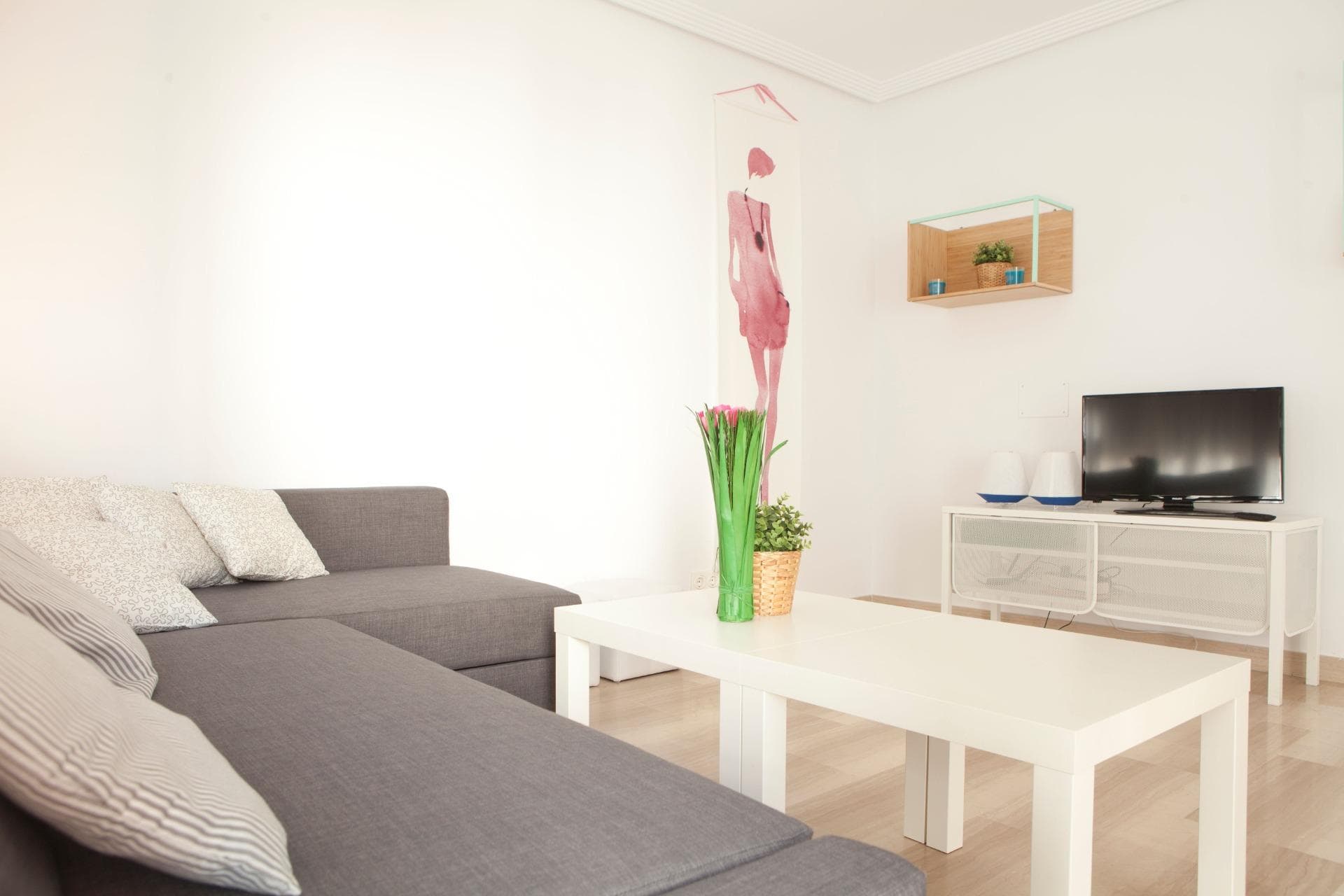 We present to you this wonderful home located in the municipality of Santa Pola, just 150 meters from the sea and 50 meters from the Glorieta square and the Castle-Fortress. Close to all services and the port. Additionally, it has excellent connectivity with Alicante airport, which is 7 km away.The home is distributed as follows:- 4 double bedrooms, including a master bedroom suite with an integrated bathroom.- 2 full bathrooms with modern finishes.- Spacious, bright, and cozy living-dining room with access to a balcony.- Fully equipped independent kitchen.- Private storage room of 4 square meters located on the upper floor of the building.Don't miss this opportunity and contact us for more information.