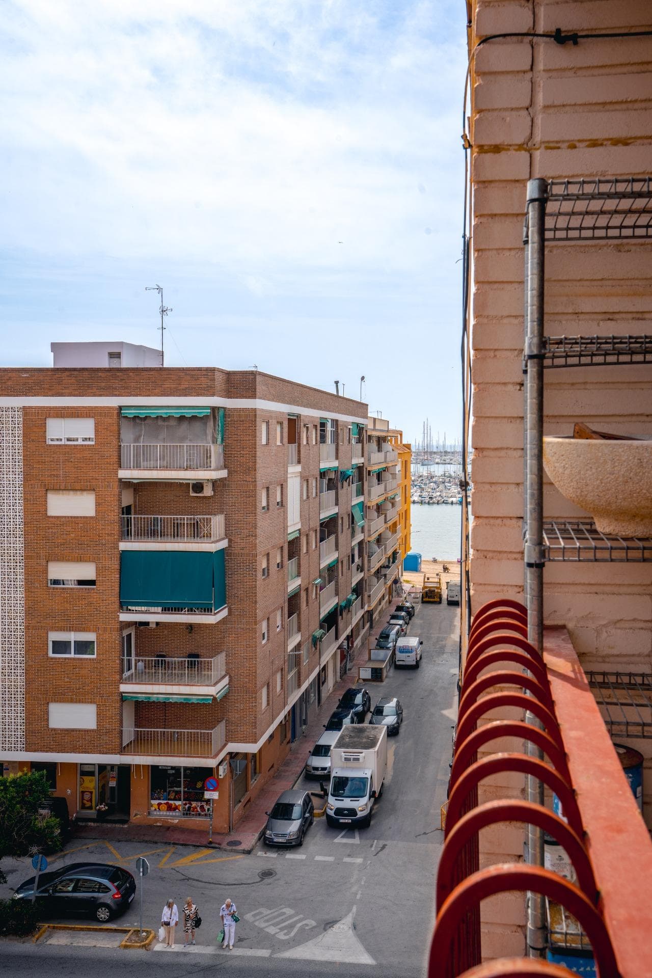Your new family home in Torrevieja: renovated apartment with sea views and all services at your fingertipsAre you looking for a spacious, modern home in a privileged location for your family? This apartment on Guardamar Street No. 1, 5th floor C has it all: recently renovated, including wood-colored PVC exterior carpentry with double insulating glass, bright rooms, sea views, and all the necessary services just steps away. Located on the fifth floor of a building with an elevator, you will enjoy a quiet and comfortable home, ideal for both permanent residence and spending long seasons by the sea. With 105 m² built, the apartment offers a perfect layout for family living. The living-dining room is spacious and cozy, with access to a terrace facing the sea. The kitchen is fully equipped, ready for day-to-day use. It has three exterior bedrooms, two of which have sea views. The entire property has floating wood floors, a natural gas installation, and is delivered fully furnished. The location is one of its great strengths: the building is located right at the corner of Avda. Gregorio Marañón and Calle Guardamar, in a consolidated residential area, very well connected and surrounded by amenities. You have a supermarket right on the ground floor of the building, a landscaped square just 30 meters away, and in less than 5 minutes on foot you will find Doña Sinforosa Park, Acequión Beach, the health center, the Social Security office, Salinero Park, and the Marina Salinas Sports Port. Additionally, the Town Hall and the city center are only 850 meters away.A complete, cozy apartment, with excellent views, natural light all day, and a perfect location for families that value comfort, the environment, and quality of life. - Built area of 105 m2- All services contracted: Electricity, water and Natural Gas.- Fiber optic installation.- Newly installed doors and windows, insulating, made of PVC and double glazing.- Floating laminate flooring.- Radiators in the living room, master bedroom, and hallway.- Furnished living room, with an outside terrace.- 3 bedrooms, one of which has a terrace overlooking Avd. Gregorio Marañón.- 1 full bathroom with shower.- Building hall with access for people with disabilities. Two elevators.- Supermarket on the ground floor of the building.- 120 meters from the beach, 50 meters from Plaza Islas Canarias, 140 meters from Parque Doña Sinforosa, and 240 meters from Centro de Salud del Acequión, Social Security.Without a doubt, a great property that will not be on the market for long. Shall we schedule your visit?